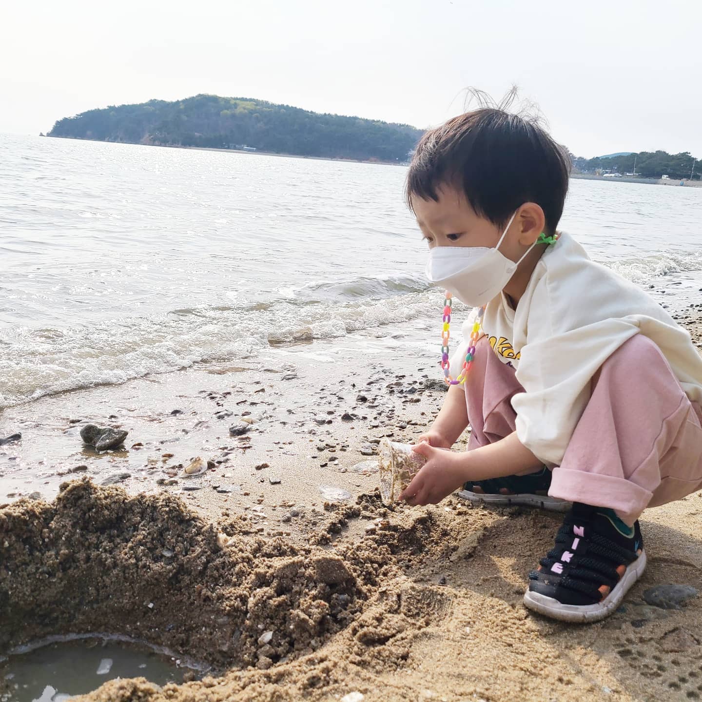 급하게 쏜 인천
.
오늘은 어디안가고 쉬려다가
급하게 달려온 인천 앞바다 ♡
여기 올줄알았음 모래놀이라도
챙겨왔을텐데 ㅋㅋㅋ
급하게 유턴하는바람에
옷도 핑크바지에
준비도없이 ㅋㅋㅋ 
우린뭐원래이런식이니깐
커피컵 하나만 줘도 즐거운 쭈니🤩
.
.
.
#쭈니일상 #주말스타그램
#인천 #바다 #서해 #사람없는곳
#모래놀이 #아들스타그램 #5세아기
#육아소통 #주말일상 #바닷가데이트