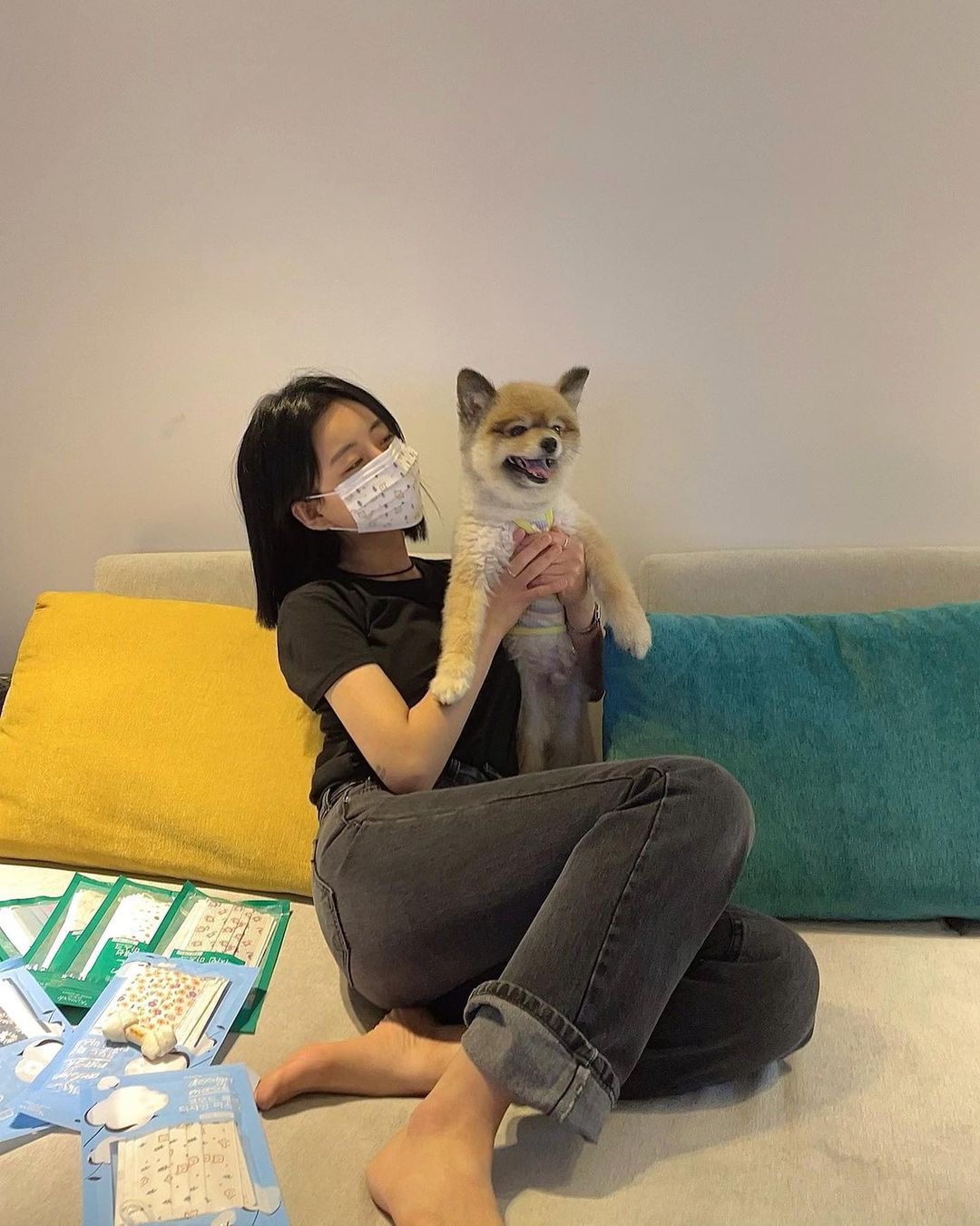  “#협찬 너무너무 귀여운 마스크를 받았어요 !!! 코로나19로 하루하루 착용하는 마스크 화장을 해도 쌩얼같이 보이구 밋밋한 얼굴이 질렸는데 ㅠ.ㅠ 이거 이거 너무 기여운거 아닌교 !!!!!! 제일 맘에드는 곰돌이🧸마스크를 픽해서 써봤어요…”