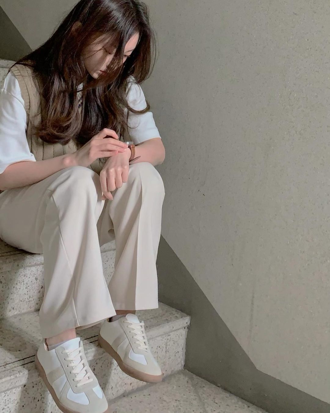  “#협찬 수제화 브랜드 코앤크릿의 독일군 레더 스니커즈👟 천연 소가죽이라 고급스럽고 이렇게 발 푹신푹신 편한 신발 난생 처음이야.. 그리구 무엇보다.. 이쁘자나요🧏🏻‍♀️ 적게 일하고 많이 버세요 ..🤎 @co_n_creat #여자스니커즈추천…”