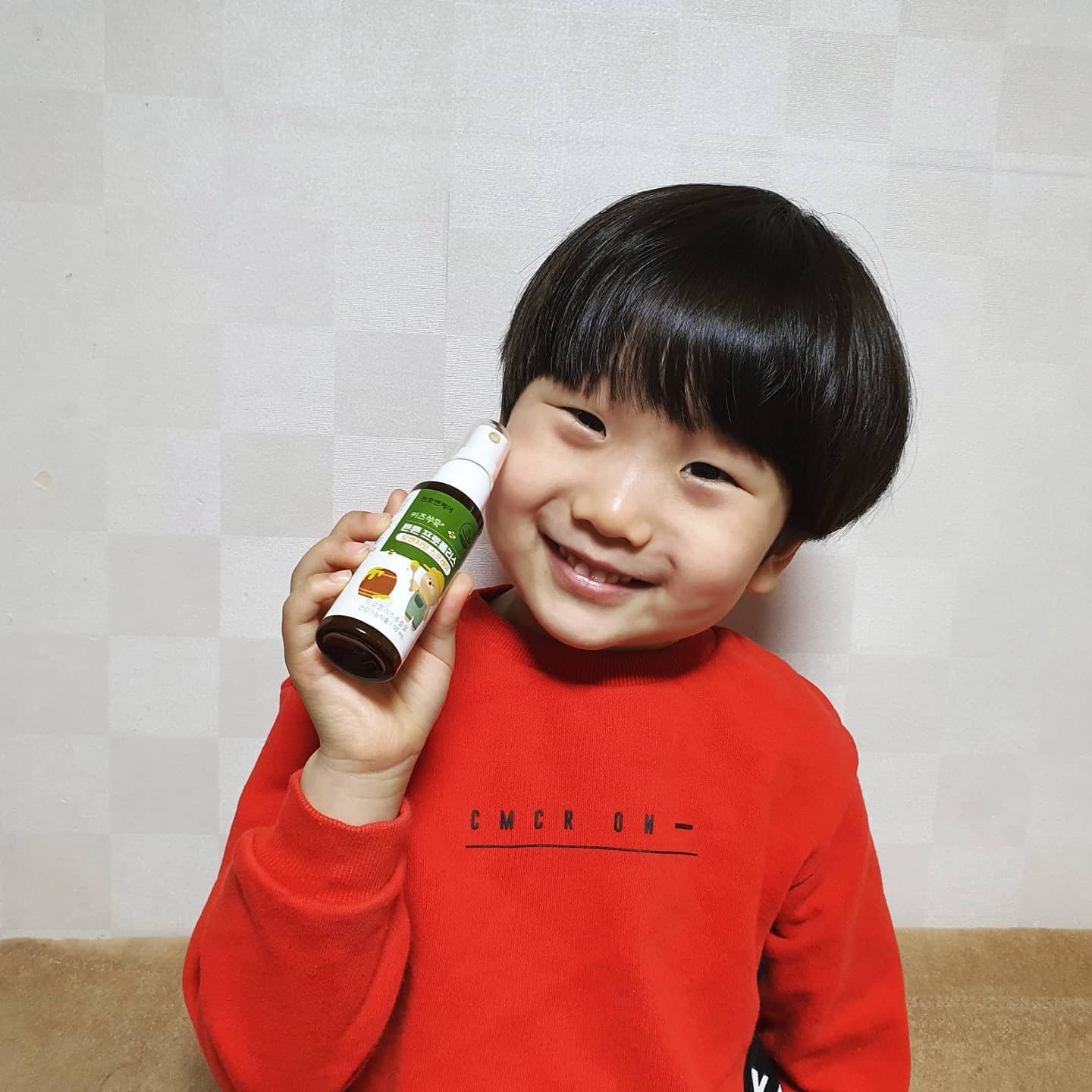#협찬
⠀
⠀
⠀
⠀
⠀
간편하게 우리아이 환절기 건강관리!
구강 내 항균작용을 해주는 포로폴리스를 소개합니다 🤗
⠀
⠀
오렌지 맛이여서 너무 맛있다고 👍🏻날리던 맛!
⠀
⠀
거기다 인증받은 브라질산 그린프로폴리스라서 더욱 안심이죠 🤭
⠀
⠀
스프레이 타입으로 하루 1번, 3회
뿌려주면 되서 너무 간편한거있죠 🥰
⠀
⠀
⠀
⠀
⠀
⠀
⠀
⠀
⠀
#천호엔케어 #키즈쑤욱 #그린프로폴리스 #키즈프로폴리스 #튼튼프로폴리스 #어린이건강기능식품 #육아스타그램 #프로폴리스추천
⠀