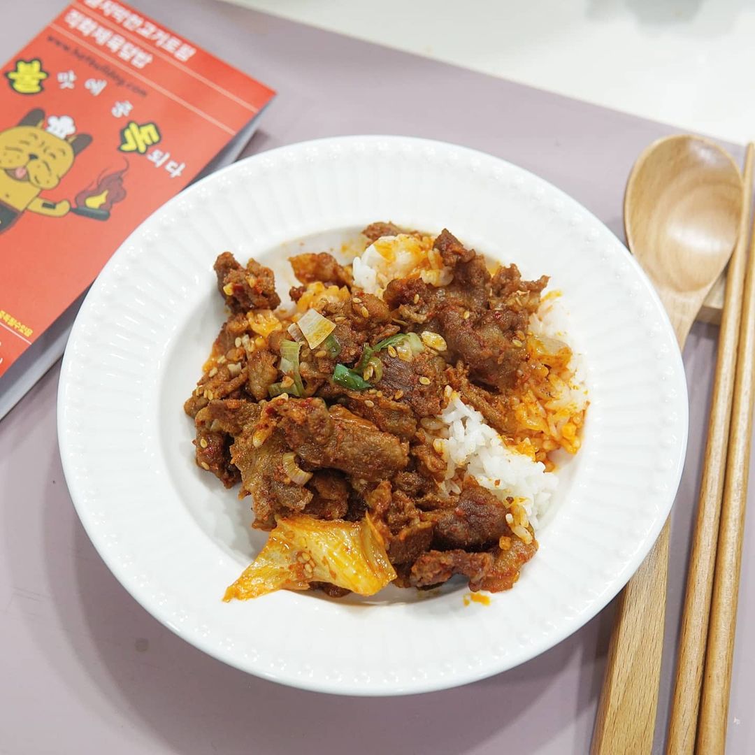  “#협찬 간편하게 든든하게 한끼! #불독덮밥 직화수제덮밥 넘 맛있다. 쉐프가 직접 개발한 직화수제덮밥으로 맛집에서나 가능했던 강한 불맛이 느껴지는것이 특징이에요. 부실한 고기토핑이 아닌 큼지막한 고기토핑을 사용하여 만든 찐~고기덮밥!!…”