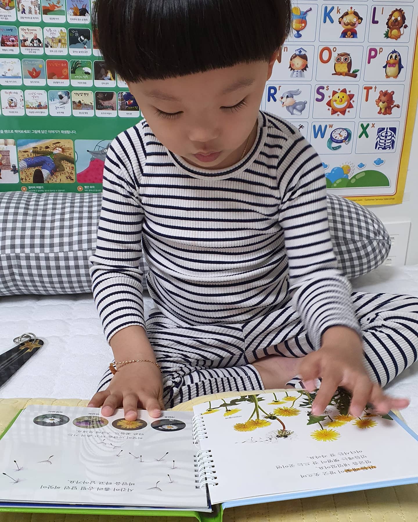 😁
《마퍼월ㅡ꽃》
봄을 맞이하여 지난 마퍼월강의때 들었던 꽃 책을 읽고 시골할머니댁에 가서 꽃구경함

민들레,배꽃,유채꽃,제비꽃,복숭아꽃!!
꽃향기도 맡아보고 생김새도 관찰하는 유익한 시간을 보냈다.
꽃향기가 익숙치  않은지 코를 부여잡고는
ㅡ엄마!!냄새 이상해
라고 말하는 지환이

그나저나 마퍼월 이책 연계독서가 왤케 잘됨?
마퍼월 들이고나서부턴 다른책은 거들떠도 안보고 매일매일 이책만 보더니
책읽다가 책속에 나오는 다른 동물이나 사물등이 나오면 또다른 마퍼월책을 들고와서는
ㅡ엄마,여기에도 이거있어!

민들레를 보면서 저번에 후~ 불어서 날려본걸 이야기하며
이렇게 날아가는건 씨야!!라며 설명해주는 지환이
장미속에 벌이 나오니 낮에 선생님이랑 바깥놀이 나가서 벌이 죽은거봤다며 또 조잘조잘
책장을 넘기면서 또다른 에피소드 조잘조잘

글밥은 많진 않은데 책한권 읽는데 20ㅡ30분은 기본인듯

요맘때 아이들은 정말 그림을 읽는다는게 맞나봄^^ 눈썰미가 엄지척👍

마퍼월 들인 나자신을 아주 칭찬해👏

#산타맘스쿨_연계독서
#산타맘
#밤비노루크
#마이퍼스트월드 
#마퍼월
santamom_insta