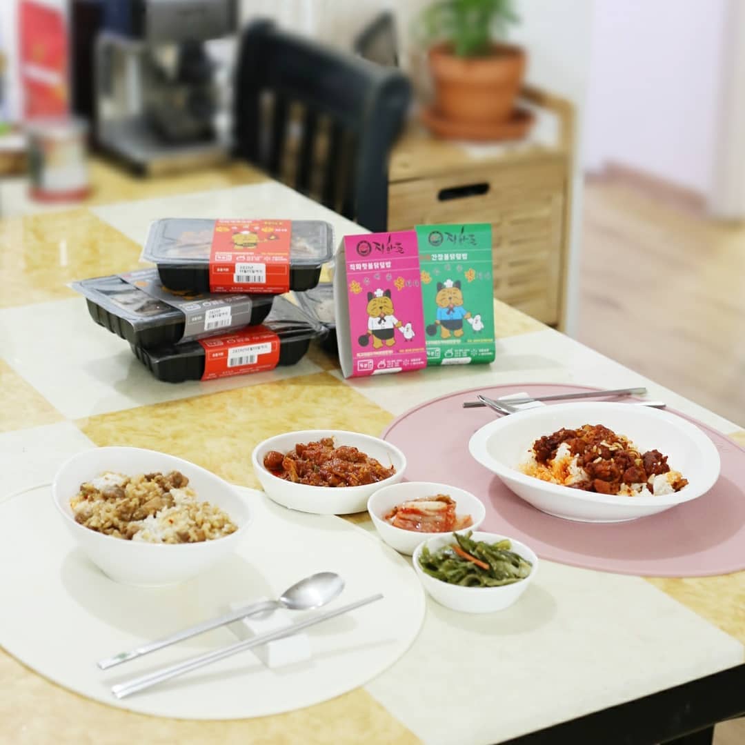  “#협찬 울삼남매 ~ 매일 고기반찬이라며 너무 행복해 하는거 있죠. 전자렌지에 4분만 돌리면 끝! 찐~고기덮답 드실분들 집중!!! 혼밥하기 딱 좋은 #직화불독덮밥 #직화제육덮밥 #직화간장불닭덮밥 #직화소보로덮밥#직화핫불닭덮밥…”
