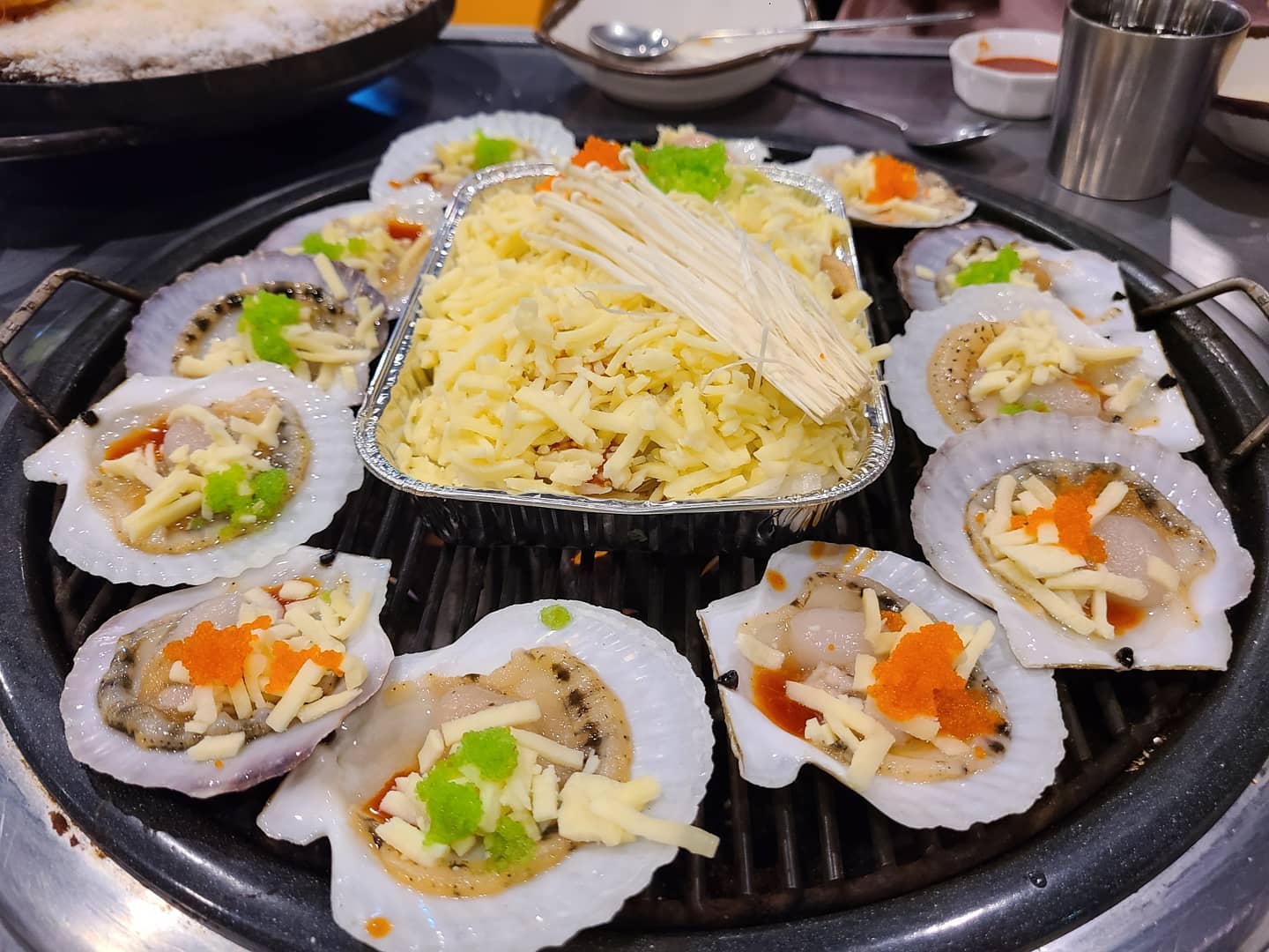 조개구이 ❣
.
먹어도 먹어도 배고픈요즘ㅋㅋㅋ🤣🤣
사진보니 또 먹고푸네~
.
한시간 기다렸는데
기다린게 후회되지 않는맛
.
센스있게 무알콜맥주도 파심
서방님 무알콜 들이밀어 미안하지만
오랜만에 나혼자 신난 하루🎵
.
.
#눈누난나🎶
#조개구이 #해송회조개구이
#해송커플세트 #새우소금구이 #조개구이맛집
#인천 #을왕리맛집추천 #을왕리조개구이