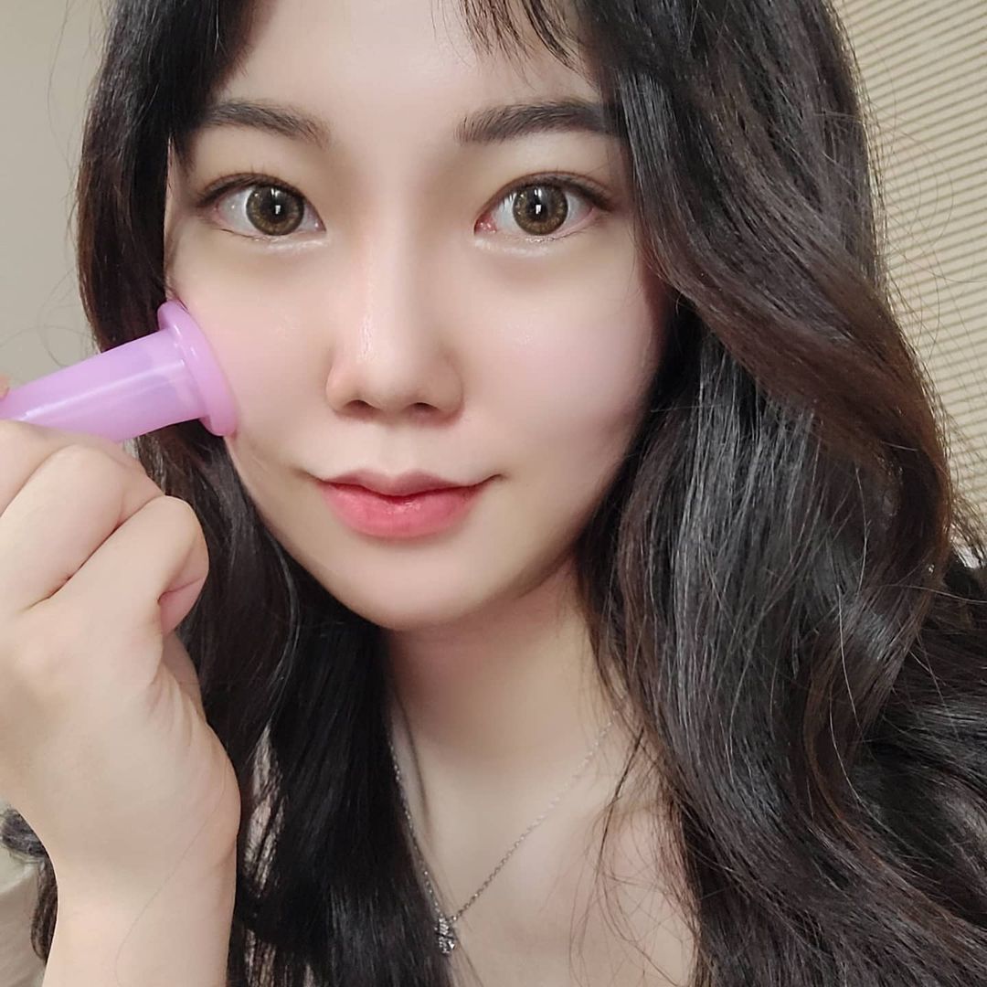  “#협찬 ❤테라피박스 브이라인컵❤ 매일 밤 자기 전에 간단하게 리프팅하고 있어욤ㅎㅎ 림프절 방향으로 마사지하면 효과 UP!! 친절하게 설명서까지 동봉되어 있어서 페이스 앤 바디 편리하게 관리할 수 있답니당 #브이라인컵 #리프팅컵 #마사지컵…”