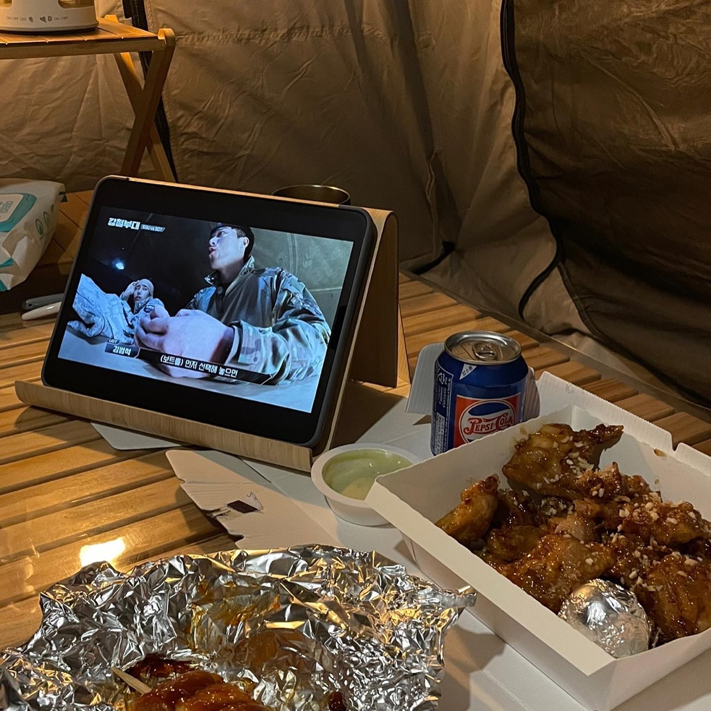 퇴근길에 호다다닥 #굽네갈릭마왕 시켜서
핑핑왔다악.. 한 입 먹자마자 유레카 외쳤구,,, 은은한 마늘향 입안에서 회오리치는디 살은 부들부들 촉촉하니 그냥 눈 돌아가는 맛임ㅋㅅㅋ 아 그리고 츄블링 소스는 선택이 아닌 필수. 저 소스 진짜 미쳤음ㅜ 아무튼 치킨 마싯구여,,, 강철부대는 머싯서요,,, (˃̣̣̣̣︿˂̣̣̣̣ ) #갈릭마왕 #굽네신제품