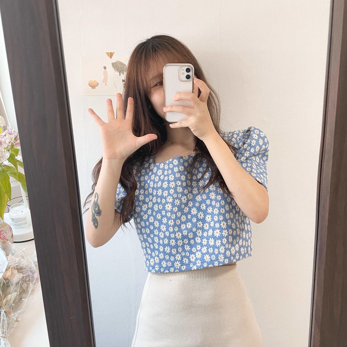 봄에 아주 적합한 요 데이지크롭니트 🌸🌼 
입는내내 예쁘다고 극찬 ! 
스퀘어넥이 얼굴도 작아보이게 해주고 왕왕 러블리해진다구요💙