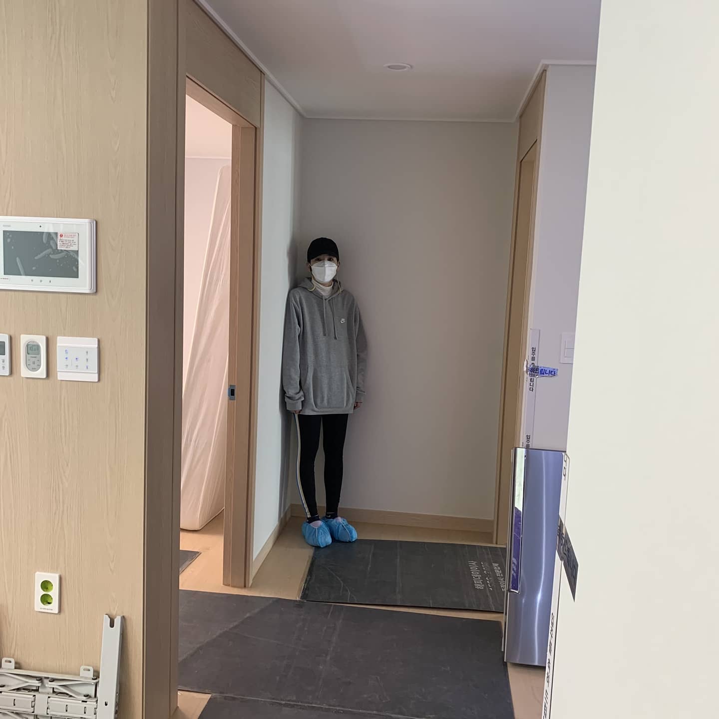 벌서고 있는거 아니고 이사중📦

어제 드디어 이사를 했어요
결혼 이후에 첫 이사라 이사준비가 마냥 고되고 힘들기만 해서 별다른 감흥이 없었는데...

입주지원센터에 완납 영수증을 제출하고 마지막 서류에 싸인과 동시에 아파트키를 건내 받는 순간 마음이 뭉클ㅋㅋ

그 찰나에 엄마한테 전화가 와서 전화에 대고 키를 받았다며, 내집 키가 생겼다며 엉엉 울어버렸네요😭😂

집이 뭐라고 이렇게 사람을 들었다 놨다 하는지ㅎㅎ

아직 정리못한 짐이 산더미고, 해야할 일도 수십가지에 낯선 집, 낯선 동네에 자고 나면 다시 집에 가야할것 같은(?)기분이지만

조집사와 함께 하나씩 차근차근 해결하며 잘 적응해 보려구요😊

결혼 5년만에 내집장만의 꿈을 이룬 조집사와 저를 축하하며🎉🎉

열심히 잘 살겠습니다👫

도움주신 많은 분들, 그리고 양가 부모님께 감사드려요♥️

#이사 #우리집 #마곡9단지
#내집마련성공 #새집이다😆 #행복해 #부부스타그램 #잘살아보세 #집스타그램