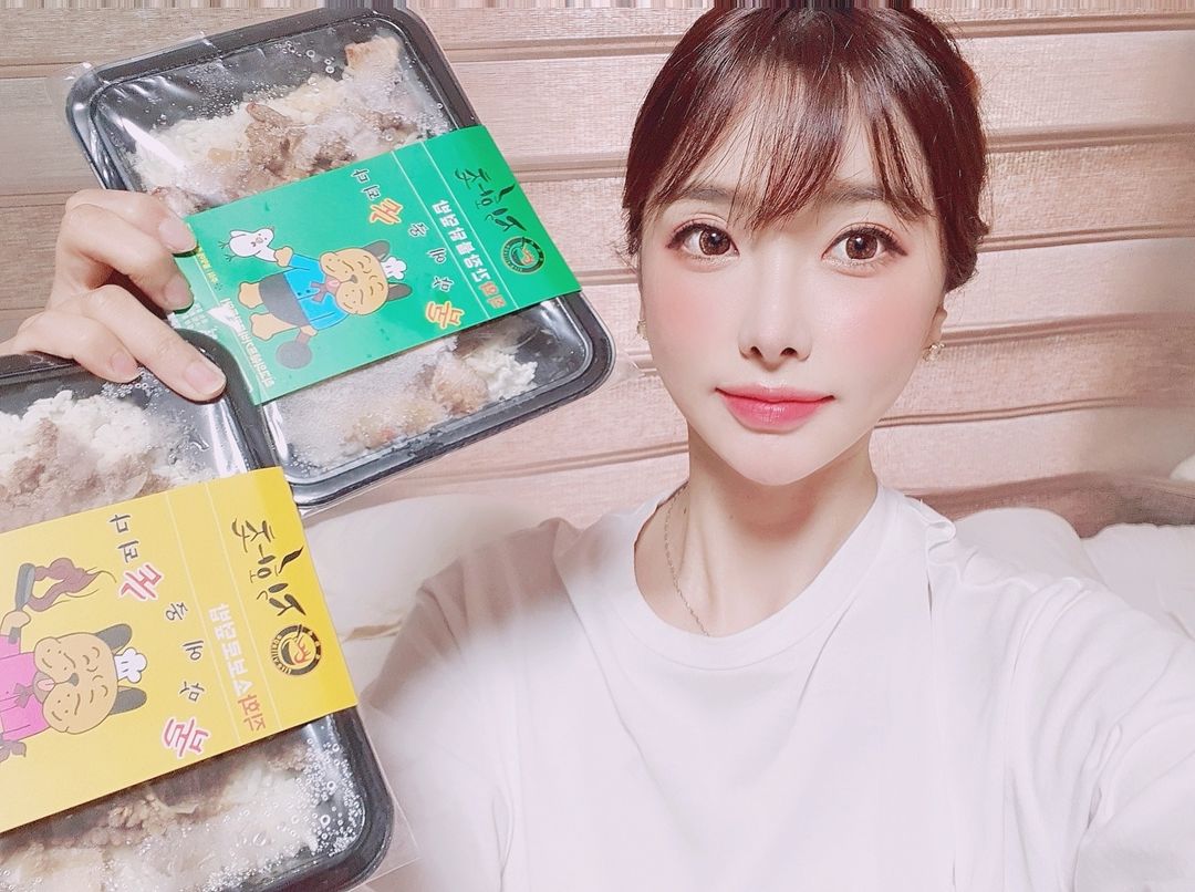  “우와 요 맛이 진정 전자렌지 4분입니꽈!! 쉐프가 직접 개발한 직화 수제 덮밥인 불독덮밥인데요, 고기가 왜이렇게 많앜ㅋㄱㄱㅋㄱㅋㄱㄱㅋ 고기토핑이 엄지척👍 매운 맛 덮밥에는 치즈를 솔솔 뿌려 돌려먹으니…”