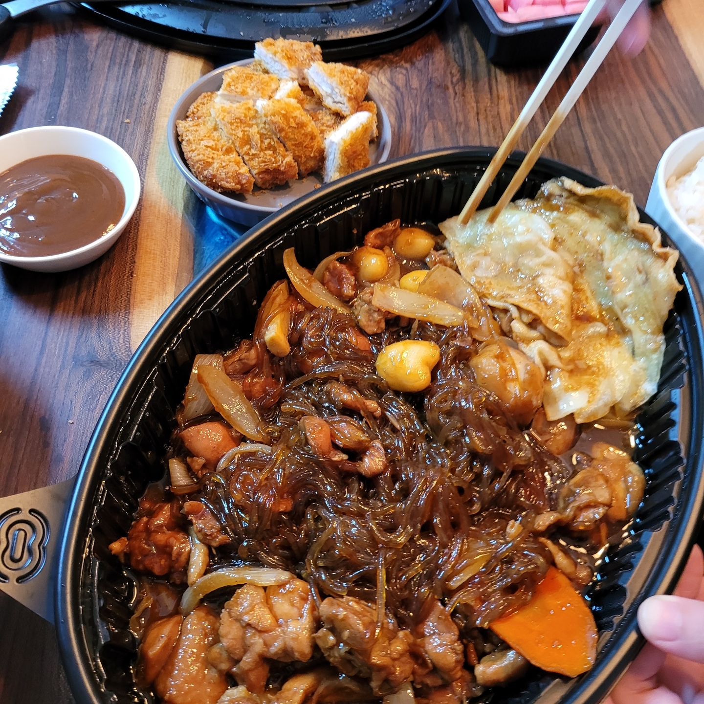 #협찬
두찜 진건점 까만 찜닭,
완전 밥도둑!
요즘 화제인 로제닭발이랑 로제찜닭두 있고 
장영란 출현의 유튜브 네고왕까자 출현하며
인기 급상승 중.

배달앱 주문시 소액의 할인도 가능!
넘넘 맛있는 저녁식사였음♡
담에 또 시켜먹어야지~!
#두찜 #두찜진건점  #까만찜닭 #진건맛집
#진건찜닭맛집