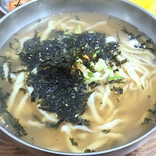 #신기시장맛집

홍두깨손칼국수 4천원 
손으로 직접만든 칼국수
겉절이김치랑 너무 잘 어울려요
김치만두 같이 먹으니 더 꿀맛
맛있게 먹고왔어요.

#홍두깨손칼국수