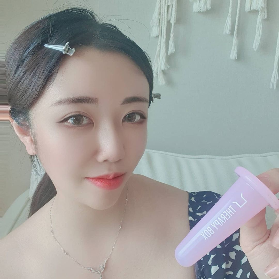  “#협찬 #테라피박스 #브이라인컵 @happyyoga_link 브이라인컵이라고 들어들보셨나요? 컵핑 테라피란? 부항요법을 현대적으로 변형하여 누구나 손쉽게 따라 할 수 있도록 만든 것으로,탄력 있는 실리콘 컵을 가벼운 진공상태로 만들어 피부표면을…”