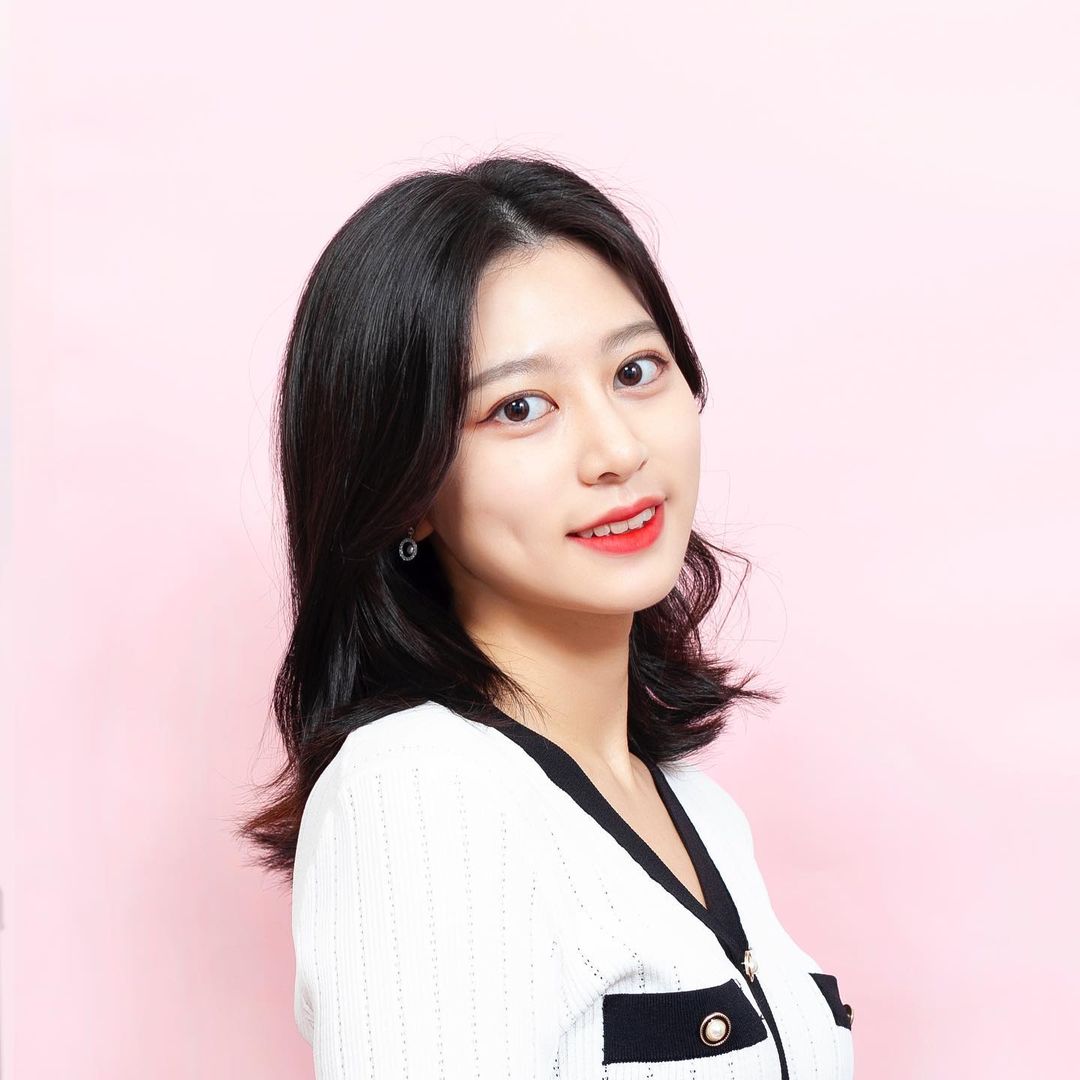  “예쁜 사진 감사합니다 ๑·̑◡･̑๑ 원래 카메라 앞에서 겁나 뚝딱거리는 바본데 친절하게 이것저것 표정이랑 포즈 바꿔보라고 해주셔서 편-안하게 찍었다아 이제 3개 남은 증명사진 가져갈사람~ꕤ . . . @gangnam_photos #강남역사진관…”