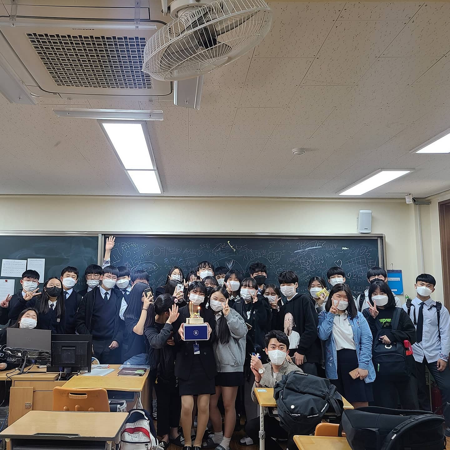 🌸2주간 교생실습🌸
⠀
⠀
모교는 아니었지만 우전중학교에서 2주동안 2학년담당 2-2반 교생으로 다녀왔다. 우리 2학년 친구들은 첫 주만 대면이라 엄청 정신없구 바빴다ㅜㅜ 그래두 학생들이 엄청 예뻐해주고 나도 학생들이 너무 예뻐서 힘들어도 더 열심히 다녔던 것 같다. 열심히 선생님들 쫓아다니기도하고 부탁드려서 2주동안 10번의 수업을 하게 되었다. 학생들 모두 잘 따라와주고 수업이 재밌고 이해가 너무 잘 된다고 말해주니 너무 뿌듯하고 고마운 마음이다.
⠀
너무 재밌고 위트있는 담임선생님, 좋은 말씀 많이해주시고 항상 챙겨주시는 2학년 교과선생님, 매시간 수업 참관하셔서 피드백 해주셨던 1학년 교과선생님, 일주일 내내 카메라맨 해 준 동료교생선생님, 여기 못 쓴 다른 선생님들과 우리 학생들 항상 예뻐해줘서 너무 고맙고 좋은 분들을 만나서 참 다행이었다.
⠀
⠀
#교생 #교생실습 #사범대  #전주 #우전중학교 #애들 #보고싶다 #😭