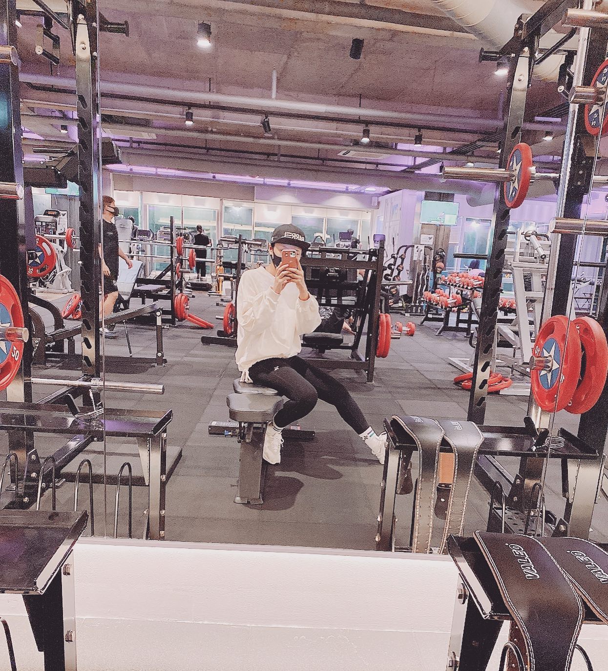 #운동하는여자
.
오랜만에 헬스장🤗
.
갑자기 꾸물꾸물해진 날씨에 뒹굴 거리다
간만에 불려나와 하체운동😇
.
그래 여름이 다가오고 있지🥲
.
그만 먹고 운동해야지🐷
.
#여전히 #헬린이 #헬스장 #피트니스 #짐 
#하체운동한날 #후덜덜 #근육통예약 #흐린날 #주말 #일상 
#다시 #몸만들기 #시작 #하지만현실은 #배고픔😭