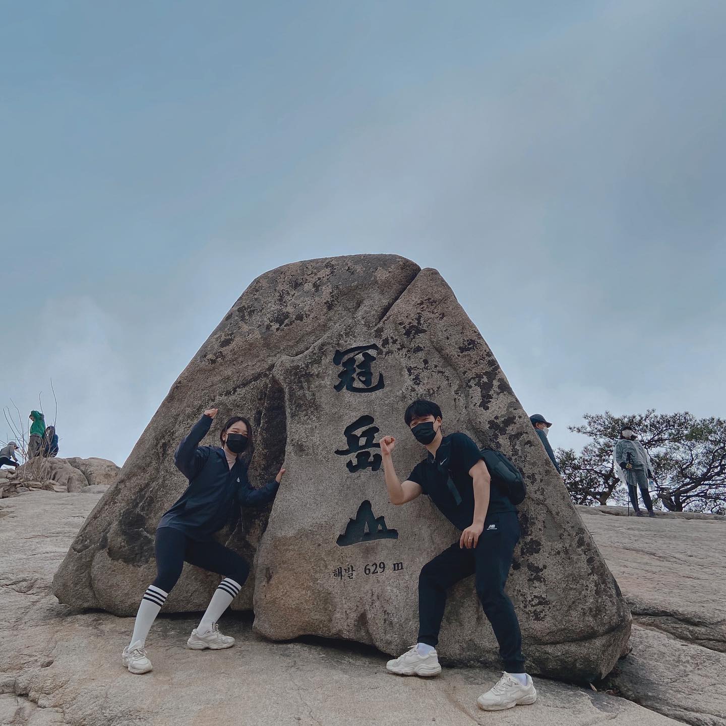 2021.04.17 관악산 skrrr
올라가는 길은 생각보다 험했지만
이쁜 볼 것들이 많았던 관악산⛰
연주대 정상에서 먹은 김밥은😋
.
.
.
.
.
#일상 #일상스타그램 #daily #99 #23 #커플 #커플스타그램 #연인 #연인스타그램 #커플신발 #등산 #등산스타그램 #등산데이트 #관악산 #관악산정상 #관악산연주대 #정상에서 #대패삼겸김밥 #jmt