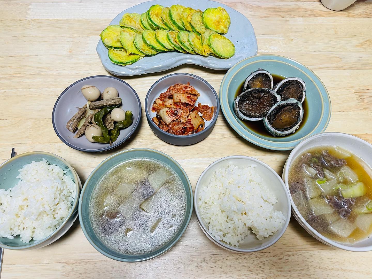 🌟

지난집밥사진☺️

남편 최애 #애호박전
내도시락반찬으로 해둔 #꽈리고추메추리알장조림 
엄마표 맛간장 #전복장
무쌈 담그고 남은 무와
냉동실에 소고기짜투리 넣어만든
#소고기무국

오늘은 머해먹지~~
다들 뭐해드실까요?☺️