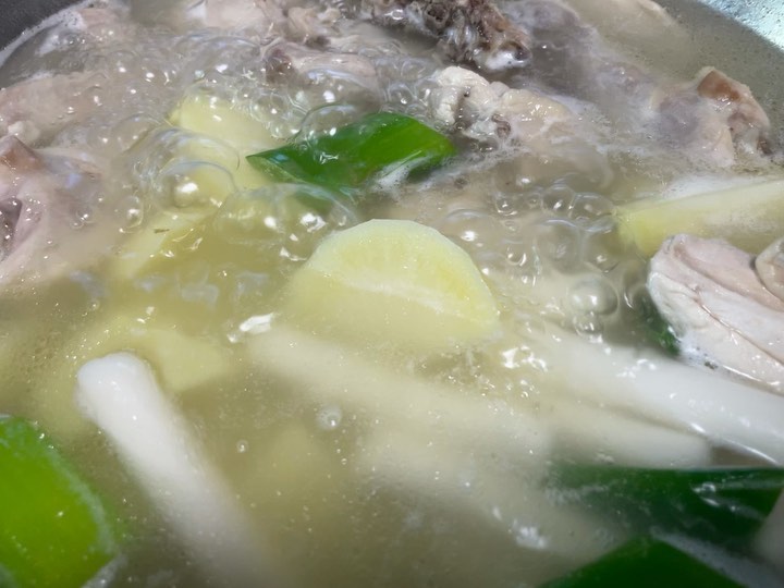 🧡

닭한마리칼국수🌟

동네 마실나갔다
닭볶음탕용 닭을 사왔따 ㅋㅋㅋ
동대문 #닭한마리칼국수 따라하기❗️❗️

첨 해보는 #닭한마리

✔️냄시 날 수 있으니 닭은 깨끗이 씻쳐 우유에 잠시 퐁당
✔️한번 소주랑 넣어 끓여 핏기만 빼고 또 씻쳐 ㅋㅋㅋ
✔️월계수잎 통마늘 통후추 대파 양파 넣고 한번 대친 닭 넣어 폭 끓이기
✔️건더기 모두 빼고 소금 조금 쳐서 대파 더 넣어 끓여먹기

🧡고춧가루 식초 매실청 등등 넣어 만든 소스에 폭~💛

⭐️육수에 김치넣어 칼국수까지🥰

내가 만들었지만 맛있...☺️

다들 즐밤되세용! 일욜 끝 😂