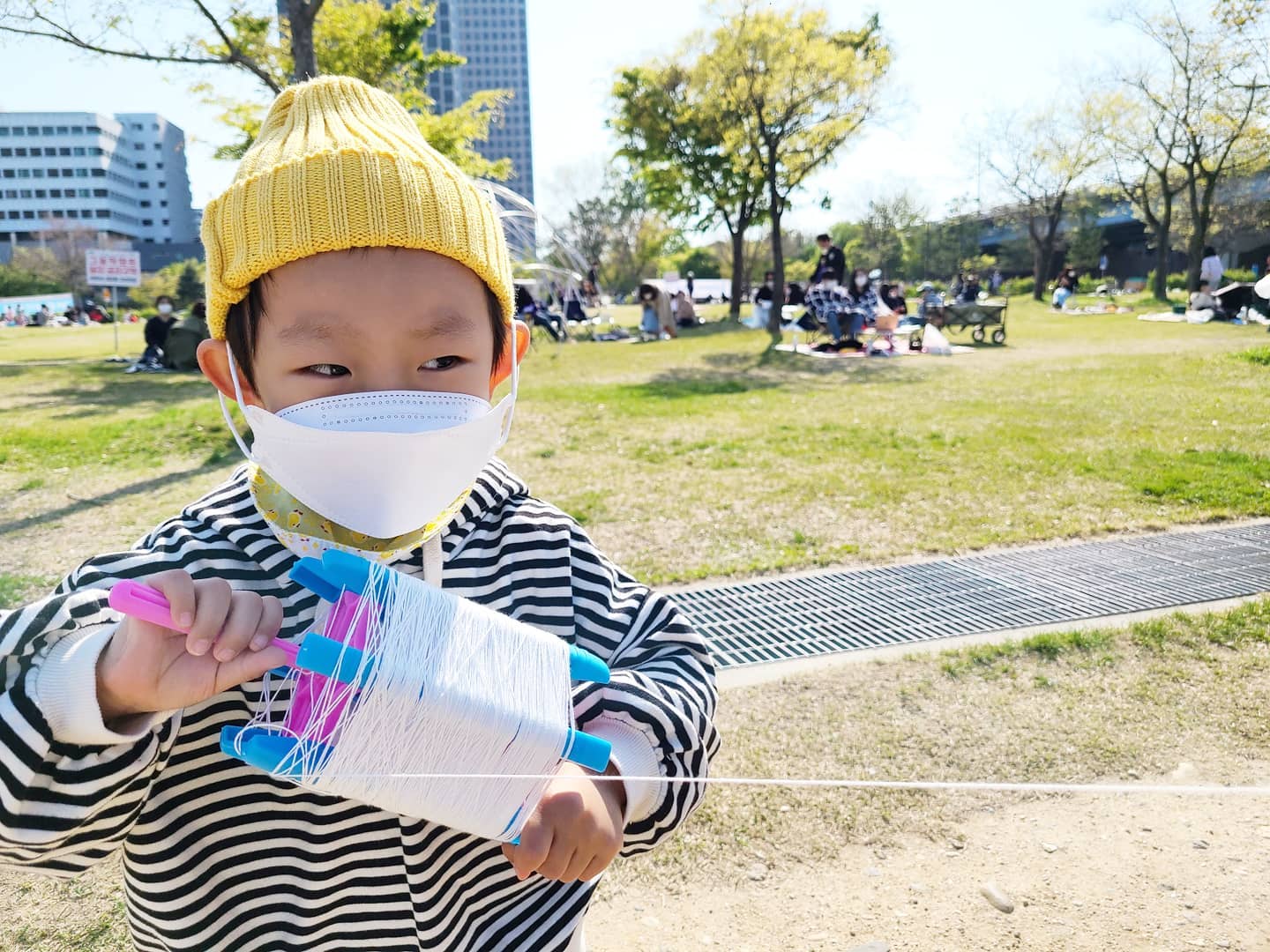 날씨가 유난히도 좋았던 오늘🌞
쭈니가 가고싶어했던 한강나들이 
바람도 선선하게 불어서
연날리기 좋았던날 ❣
연날리기 첨해보는데 
생각보다 재밌넹😆😆
소소한 일상도 감사한날 
.
.
.
#날씨좋다☀️ #햇살가득 #한강공원 
#한강나들이 #연날리기 #한강 #주말
#주말일상 #공원나들이 #엽사전문
#5세 #아들맘 #육아스타그램