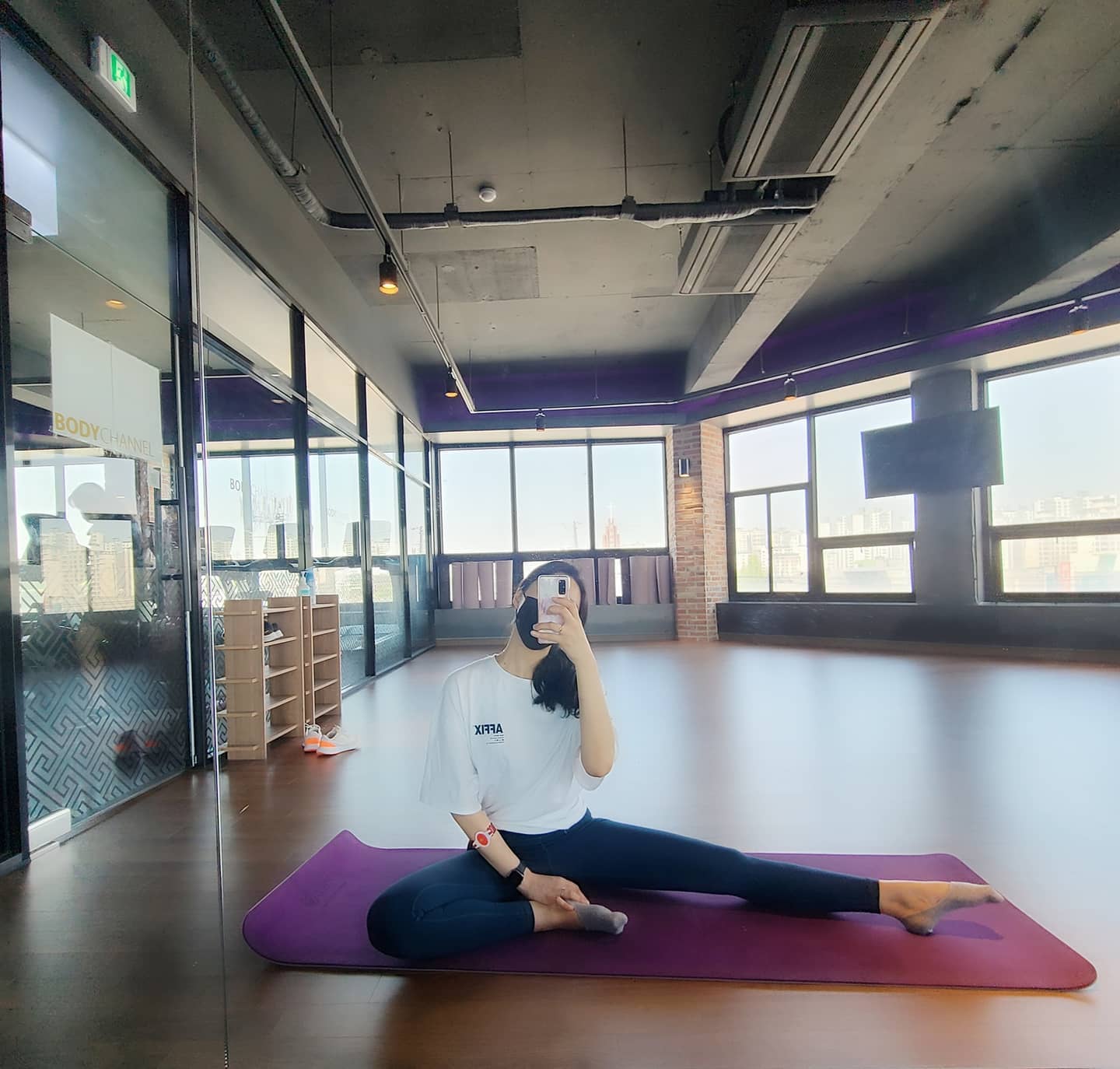 오늘부터 #식단관리시작
#하체운동
 
✔ 군것질하지않기 절대루!
✔ 야식금지(못참으면 두유라도..)
✔ 오빠랑 30분이상 산책하기
  young_bbammmm 약속🤙
✔ 주5일운동하기

식단을 안했더니 벌크업해버렸네^^

#광주요가#광주헬스#광주필라테스#일상#데일리#헬린이#식단관리#신혼부부#다이어트#지옥의계단#하체루틴