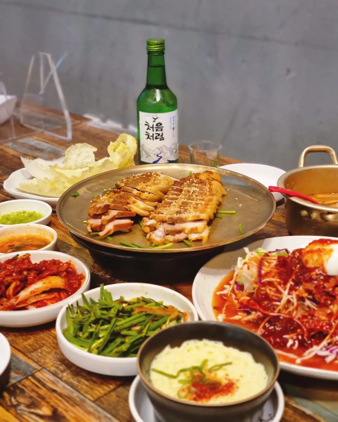 서간드 ˢᵒᵍᵃⁿᵈ on Instagram: “#협찬 <왕십리 호야네족발> 지난번에 호야네족발 왕십리점에 다녀왔어용! 제가 주문한 메뉴는 보쌈 + 막국수였는데 하나도 빠짐없이 다 맛있고 보쌈도 엄