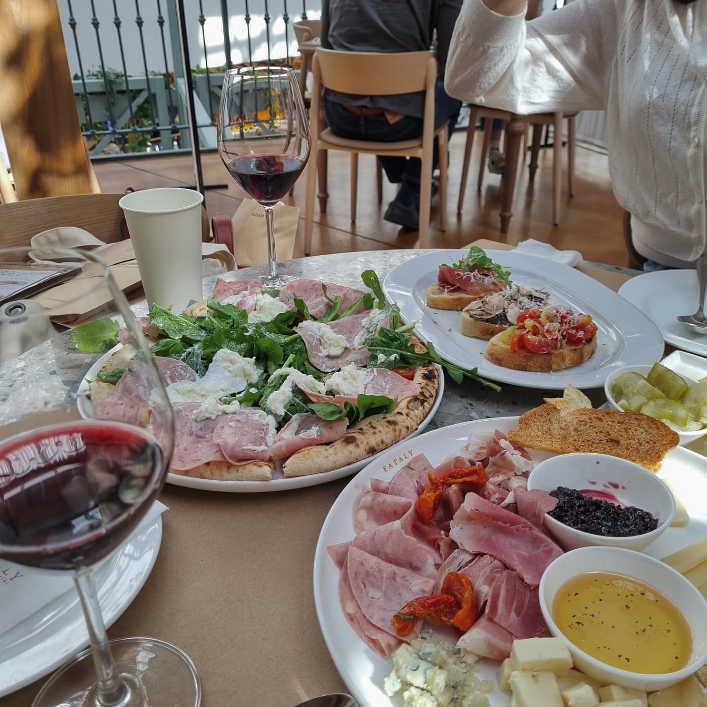 여행 못가니까,,,
이탈리아 간 것처럼 분위기 내보기🍷
이탈리아 음식도 있고 옆에 바로 마켓이 있어서 대기걸어놓고 식료품이랑 와인 구경하는 재미 쏠쏠
이탈리아 지역별로 와인이 진열되어있었어요 
𖤐꿀팁👉좋은점은 여기서 와인을 사면 콜키지프리에용!!
와인도 행사하고 있더라구요
판교점보다는 작긴했지만 분위기는 야외인듯 아닌듯 진짜 좋았어요
눈과 입이 즐거웠던 하루😊
그래도 진짜 여행가고싶다핳ㅎ핳🇮🇹
#딩또먹
