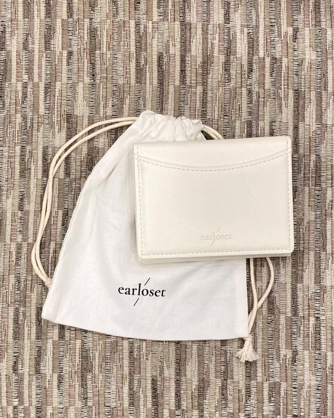 사랄라 on Instagram: “#협찬 🏷 𝐞𝐚𝐫𝐥𝐨𝐬𝐞𝐭 earth 와 closet의 합성어로 지구를 위한 옷장을 의미해요ㅎㅎ 얼로젯은 동물을 착취하지 않고 데세르토에서 생산되는 유기농 선인장 가
