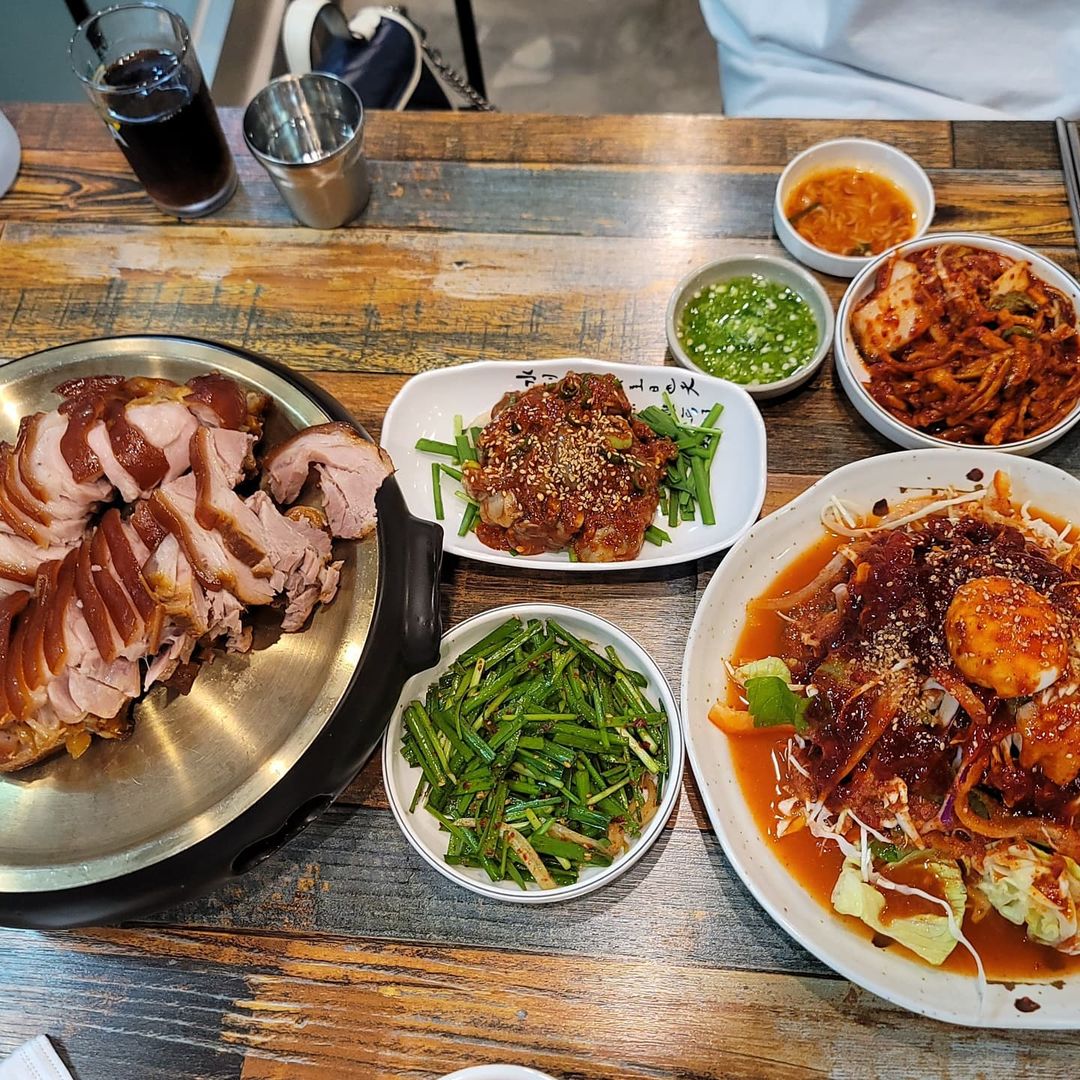 권사랑👸 송파필라테스 스튜디오 원장 on Instagram: “#협찬 저 족발 진짜 좋아하는데 세손가락안에 꼽히는 족발 맛집 다녀왔어요!ㅋㅋㅋ 족발+막국수+어리굴젓을 주문해서 먹었는데 족발을