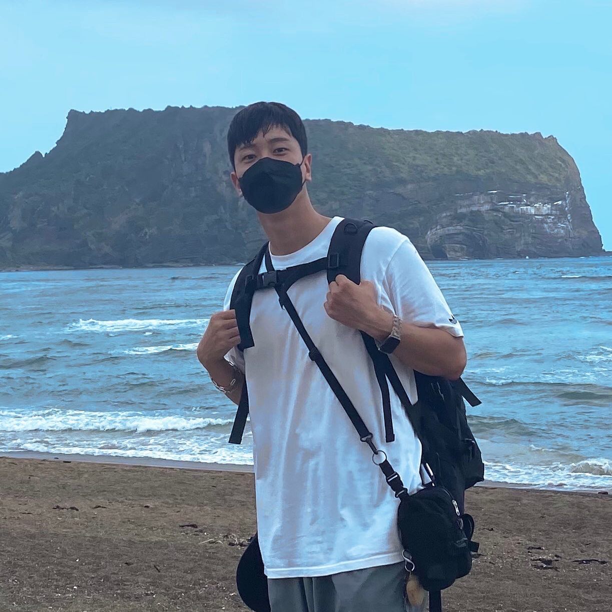 [여행, 사람을 만나다] - 제주도편

올레길1 코스를 따라 도보여행을 하고 있던 청년을 만났다. 잡지 인터뷰 처럼 끄적거리고 싶은데 생각도 안나고 너무 귀찮다. 날씨도 구릿구릿, 하늘도 우중충하고 해서 올릴지 말지 고민되고 그랬다. 손도 조막손같고 신경쓰인다. 그래도 디엠으로 친구들이 잘나왔다고 했다. 건실한 청년처럼 보여졌음 좋겠다.

#20210928 #제주도 #성산일출봉