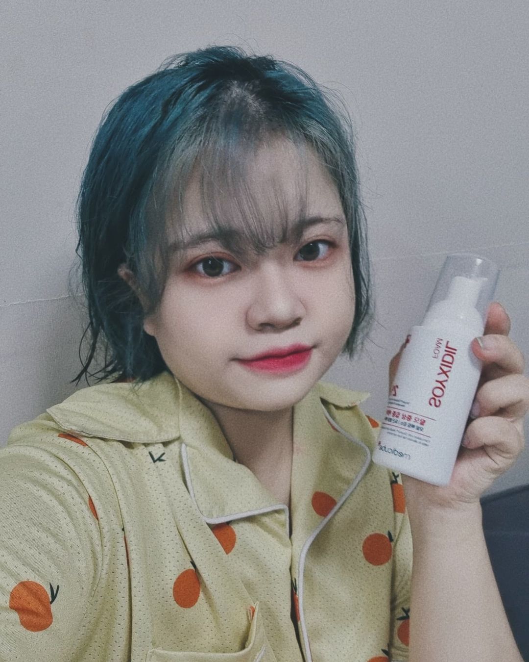 윤쥬🌻 (@y0000000n_) posted on Instagram: “#협찬 잦은 탈색과 염색, 고데기 때문에 약해져가는 나약한 머리카락아 이젠 안녕! 넓었던 가르마도 이젠 안녕! 매일 샤워 후 꼭꼭 발라주는데 사이가