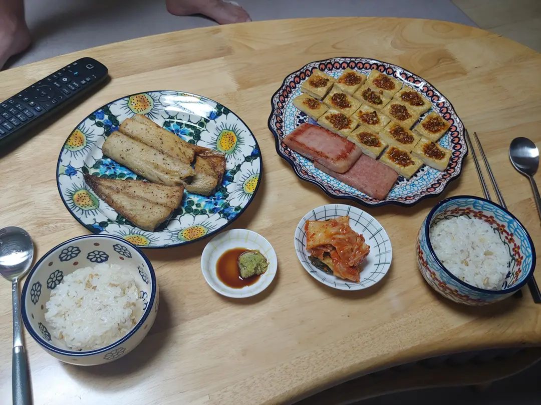 어느덧 한 달도 안남은 결혼식🏃

배달음식 줄이고 집밥먹으려
노력하는 요즘😉

1. 간장 데코에 심혈을 기울인 두부구이
2. 에프에 돌린 겉바속촉 삼치
3. 혼자 먹을건데 4인분을 만들어버린 로제떡볶이
4. 짝꿍이 회사에서 받아온 야들야들한 보쌈
5-6. 스테이크 굽기 장인 나야나✨
7. 불닭소스넣고 볶은 새송이 버섯 얌얌굿
8. 언제먹어도 맛난 짝꿍표 해장라면