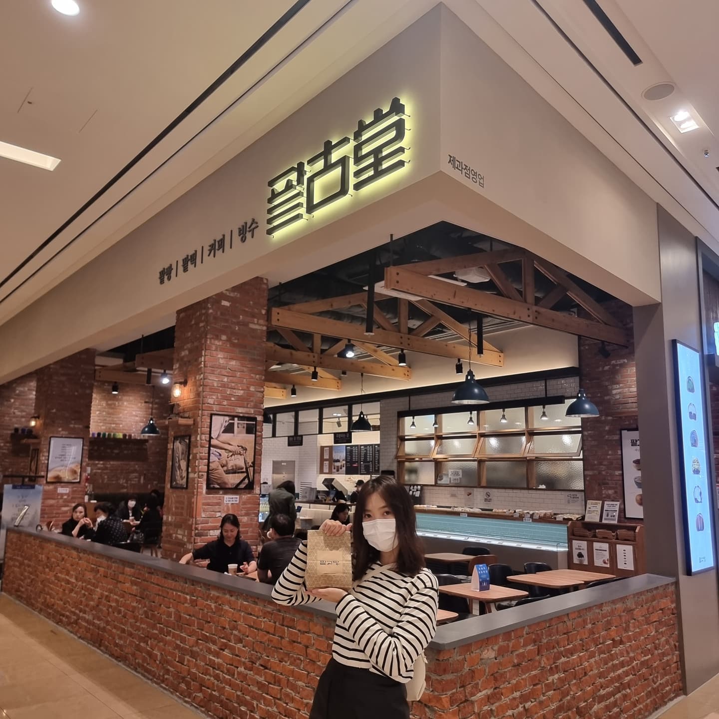.
내가 좋아하는 #팥고당 
-
여기 빵은 몽실몽실 부드러워 너무 좋다.
그 중에서도 초코크림 녹차크림 크림치즈
요 세개가 나의 베스트메뉴💯

#우리의주말은
#우리의주말은_삼송
