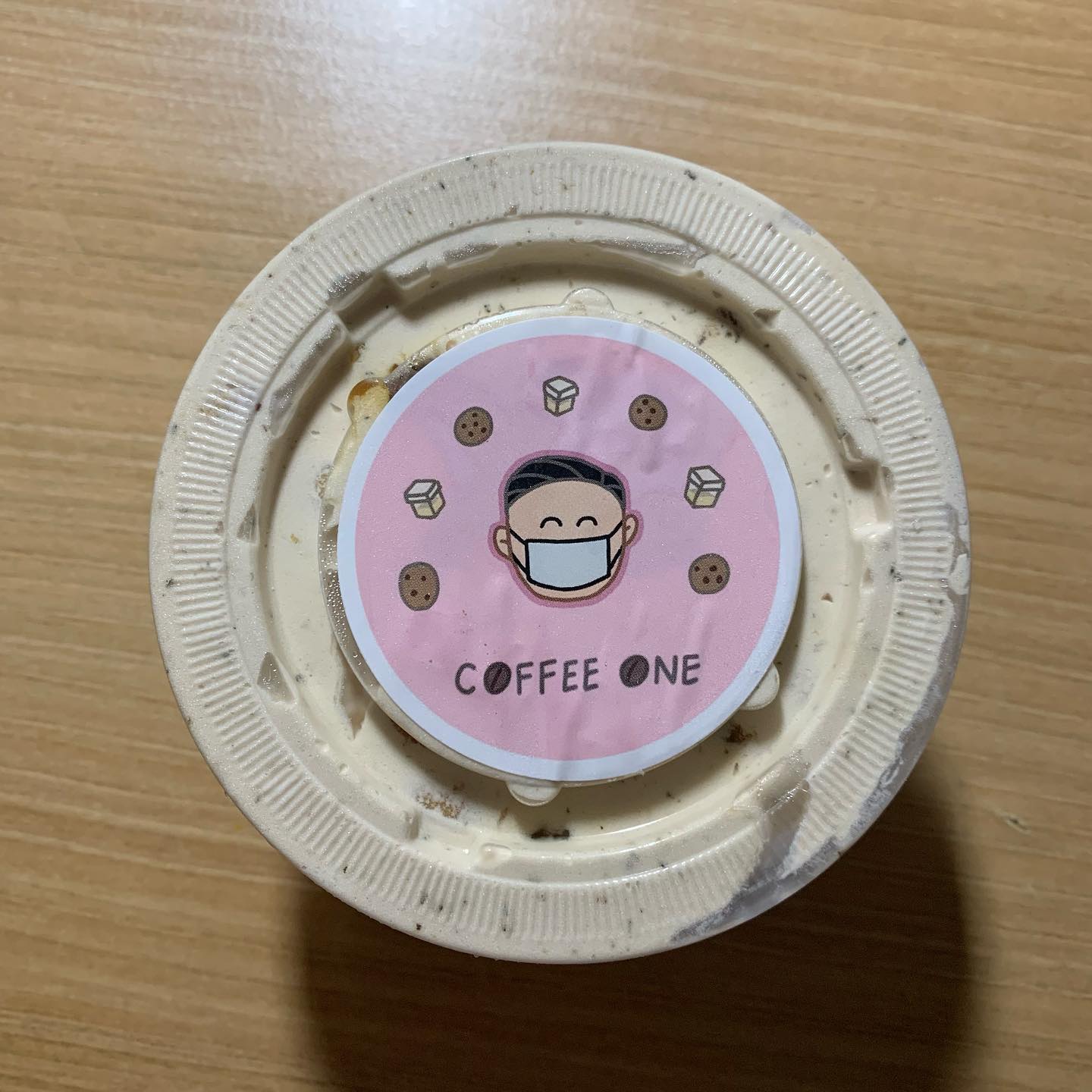 #히픽맛
전부터 계속 궁금했던 얼그레이무화과푸딩!! 제가 얼그레이 덕후인데요,,, 얼그레이맛 진하다는 후기를 봐서 그런지 얼그레이 덕후 가슴이 아주 선덕선덕했쥬.. 솔직히 무화과는 작게 슬라이스되어서 들어있을 줄 알았는데…!!!! 뚜껑열자마자 감탄을 금치 못함🤭🤭 무화과 덩어리가 가운데에 뙇!! 그리고 안쪽에도 무화과 완전 듬뿍 들어있어서 쫀득와쟉 식감 대박이고ㅠㅜㅜ 계란과자같은 것들도 많이 들어있는데 와중에 크림부분은 얼그레이 향 풍부해서 느끼함보단 향긋함이 강했어요!!! 쑥푸딩이랑 얼무푸딩으로 구매했는데 얼무가 천원 더 비싸더라구요!! 내용물 보고 완벽하게 이해했습니다… 않이 무화과 이렇게 많다니.. 아주 행복 그득🤍🤍 쵝오에요!!!ㅠㅜㅜㅜ
-
-
-
• 커피원
• 얼그레이무화과푸딩(5,500원)
이벤트로 500원 할인 받았습니다
• 추천: 🧡🧡🧡🧡🧡