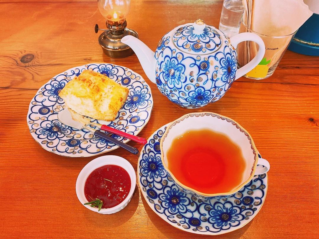 @lisianthus.allium on Instagram: “#성수동맛집 #티세트 #행복하다 #으앙 #철산까지 #언제가누 #잠시 #쉬었다가 #다녀와야지 #tearoom_the_pause #tea”
