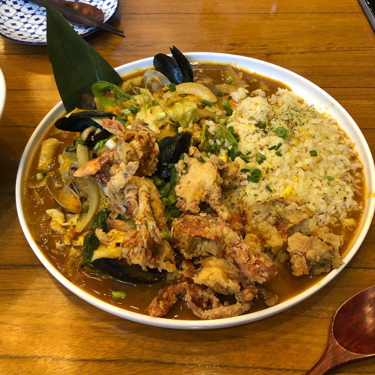 너무 맛있어서 행복했던 #대구혁신도시맛집 #에이샤 
처음 먹어본 똠얌꿍이 정말 내취향이었고 메인요리였던 푸팟퐁커리도 훌륭했다. 남녀노소 가리지 않고 좋아할만한, 한국인의 입맛에 딱이었던 아시아요리전문점 에이샤. 푸짐한 양, 친절한 서비스, 카페처럼 아늑했던 매장 분위기까지! 전체적으로 아주 만족스러웠던 점심. 찐맛집!!