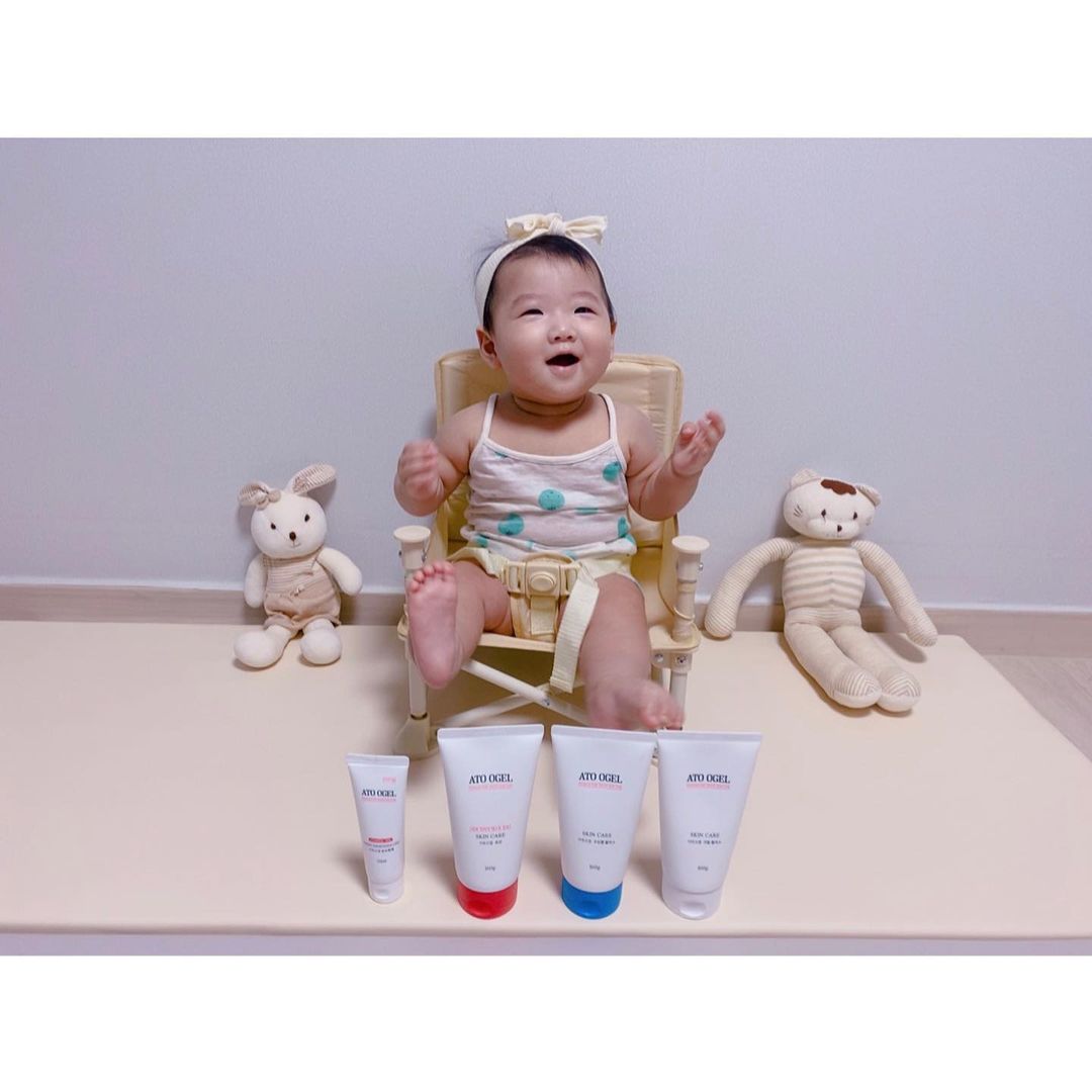 로사 on Instagram: “⠀ ⠀ 지우는 신생아때부터 태열로 고생도 많이 하고 피부는 엄청 건조 한편이라 항상 보습에 신경을 많이 썻다 가장 최근까지 지우는 로션 크림 수딩젤에 이어 오일