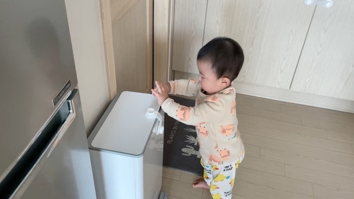 로운이네👼🏻♥︎ on Instagram: “. #내돈내산 #육아템추천 온 동네 서랍장이랑 쓰레기통 뒤지는 친구들 주목✔️ 요즘 호기심 많은 로운이는 주방에 칼이며 식기며 위험한거 천지인 서랍장
