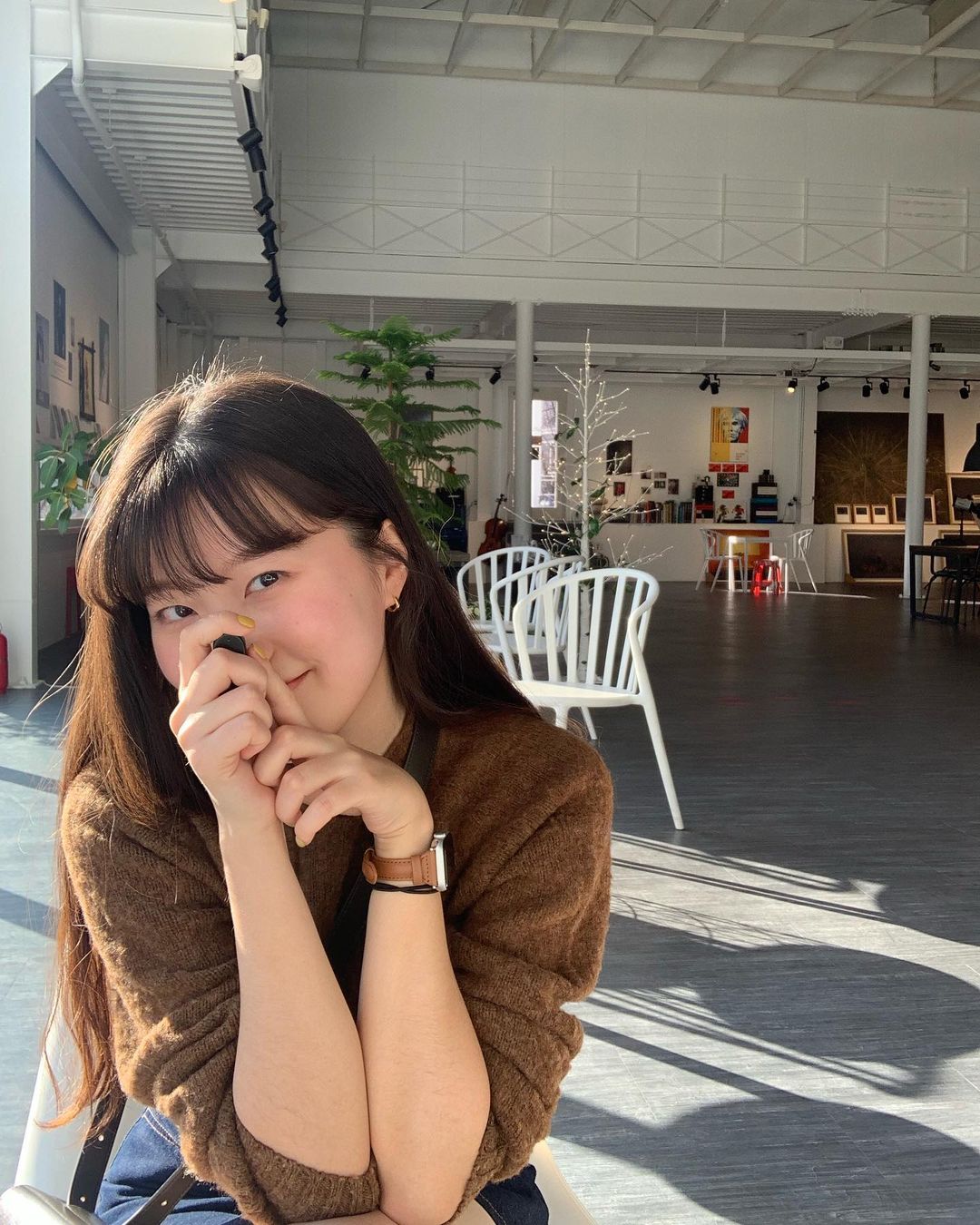 이남희, 이름 on Instagram: “카페도 예쁘고 스트랩도 예뿌죠••🤎 @usandyou_official https://smartstore.naver.com/usandyou . . . #어스앤유 #슬림가죽스트랩 #스트랩추천 #애플워치7스트랩 #애플워치6스트