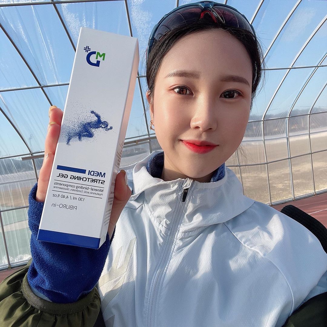 박영선♥ on Instagram: “협찬제품💆‍♀️ 피부로인 스트레칭 젤🧴 운동선수인 나는 동계훈련중..😩 스케줄 끝나고 숙소나 운동시작전 마사지 할때 쓰기가 너무 편해요!! 일단 볼이 있어서