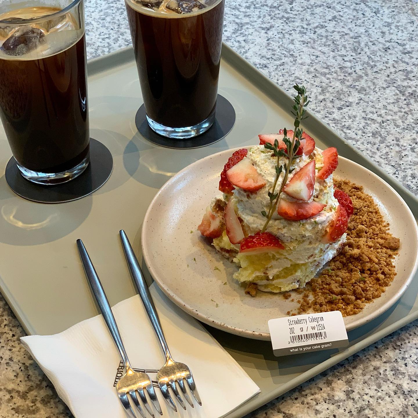 강남 오더메이드 신상 디저트🍰❤️

올만에 올리는 <냠솔픽> 디저트 맛집
원하는만큼 g으로 사먹는 시스템!

고정된 가격이 아닌 내가 원하는 만큼 
주문해서 먹는 방식이라 더 재밌었다😆

150g이 조각케이크 사이즈라고 하길래 
바~~로 200g 주문했는데 크게 두스쿱 
팡팡 올려주신 직원분 덕분에 깜짝 놀랐지만..!
결과적으로 2배로 행복했던 맛🥰❤️

공간도 넓고 서비스도 최고라서
다음에 또 계절 메뉴 바뀌면 갈테얍🍓❤️