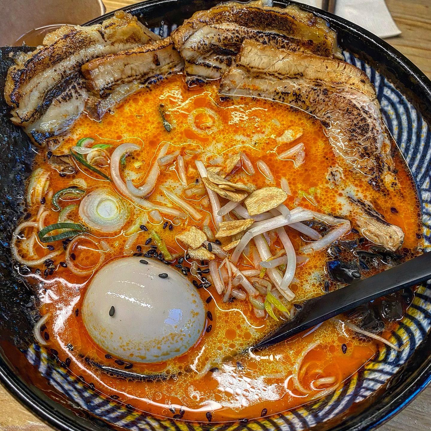 #라멘야 #부산맛집

✔️ 하카타돈코츠라멘
✔️ 매운돈코츠라멘
✔️ 치킨가라아게

부산에서 다녀온 서면맛집 라멘야🍜🍜
현지인분들이 강!추! 했던 곳이라 호다닥 다녀왔찌용
아묻따 두가지 다 주문 + 차슈추가 해버렸,, ㅎ
면굵기 선택도 가능한데, 저는 얇은면으로 pick ! 
일단 국물이 대박이에요,, 얼큰하고 고소하고!! 🤍
심지어 진하면서도 담백하기까지 말이 필요없는 찐맛! 
둘다 굿이지만 매운돈코츠가 더 제 취향이었어유🌶
차슈는 큼직두툼-하니 보기만해도 든든해지는 비줠! 
야들야들하니 엄청 부드럽더라구요 ㅠㅠ 
가본 라멘집 중 차슈가 진심 탑급,,👍🏻👍🏻
차슈 추가한 나 자신,, 정말 칭찬해^^ ㅋ 
계란도 적절한 반숙이라 술술 들어가더라구요?!?!
재방문할땐 계란도 추가하기 메모메모,,📒✏️
치킨가라아게는 말해뭐해,, 무난하니 맛있었어요!!! 
해장하러 간 곳인데, 지대로 뿌시고 나온 곳⭐️⭐️
서면 라멘맛집은 라멘야, 찐 인정합니닷

🐷 서면 라멘야 🐷

#러비더비로드