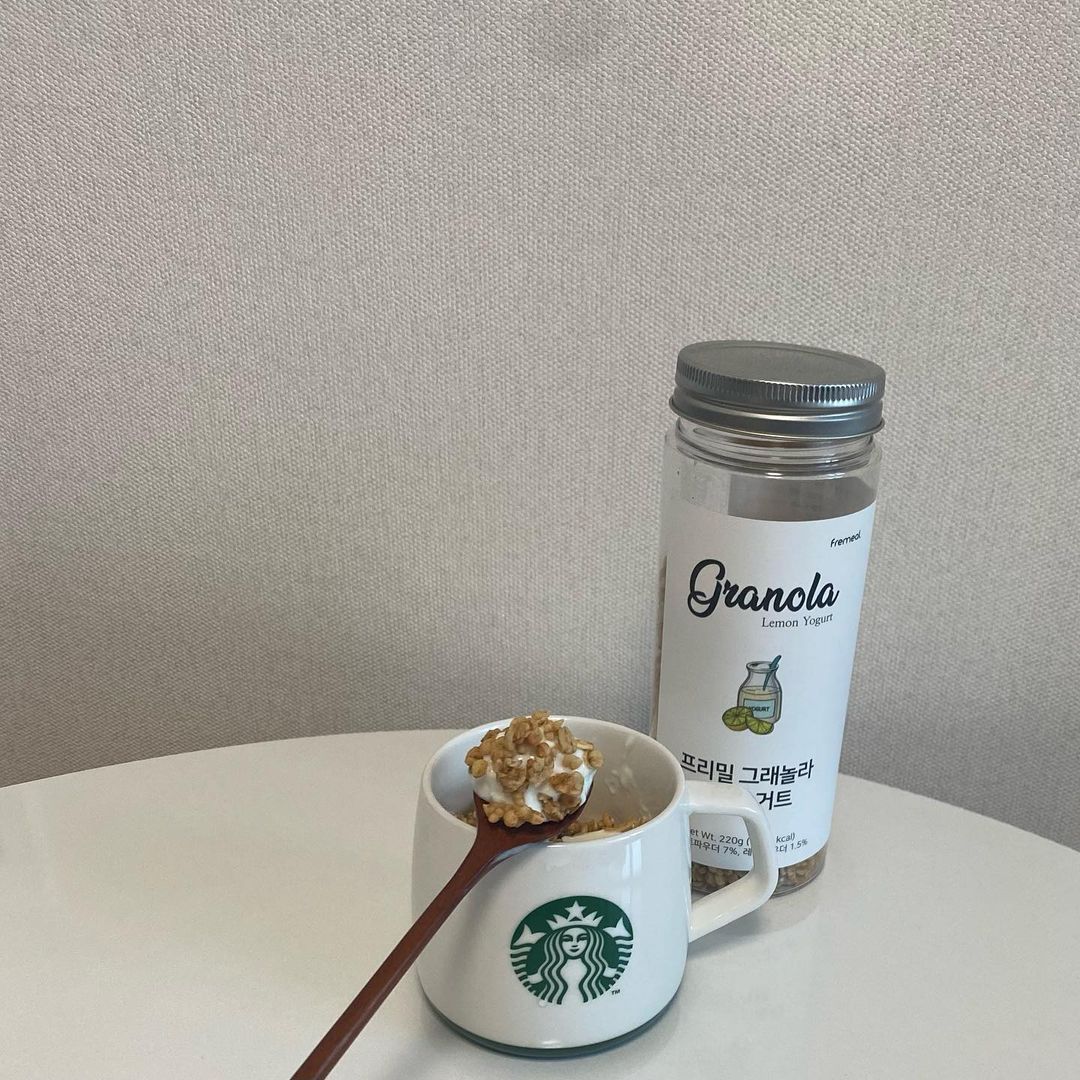🌷 on Instagram: “🎁 homemade greek yogurt & granola 그릭요거트 만들기에 푹 빠지면서 눈 독 들이게 된 그래놀라 ! 그래놀라는 맛이나 식감 차이가 있는 편이라 신중하게 따지는데, 다양한 견과류