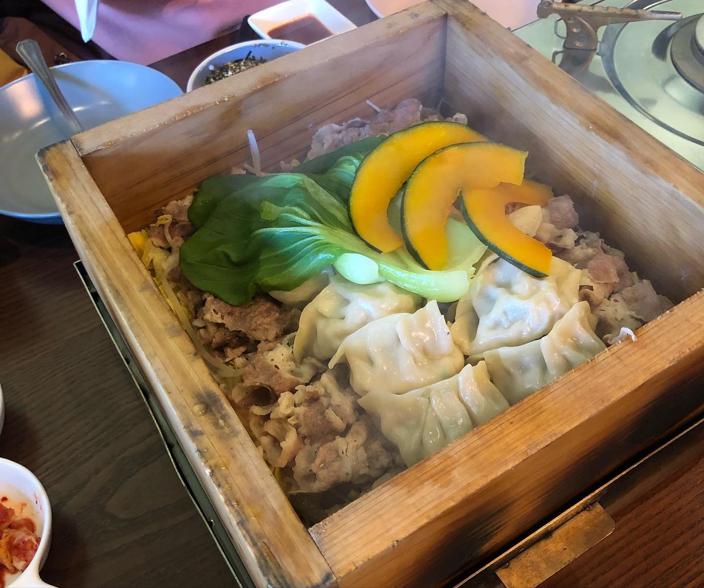 #대구코스트코맛집 #신서혁신도시맛집 
건강한 밥상! 혁신도시 맛집 니가아는식당 방문. 메인요리는 아롱만두전골과 편백찜인데 우리는 편백찜으루 선택.. 재료 본연의 맛을 느낄 수 있어 좋았고 먹고나서 속도 편하궁~ 넘 맛있었던ㅜㅜ 다 먹고 칼국수 쌀국수로 식사까지 할 수 있어서 가성비가 쏟아진다. 든든하고 건강한 한끼로 좋았던 니가아는식당 혁신점. 자주 방문하고 싶다!