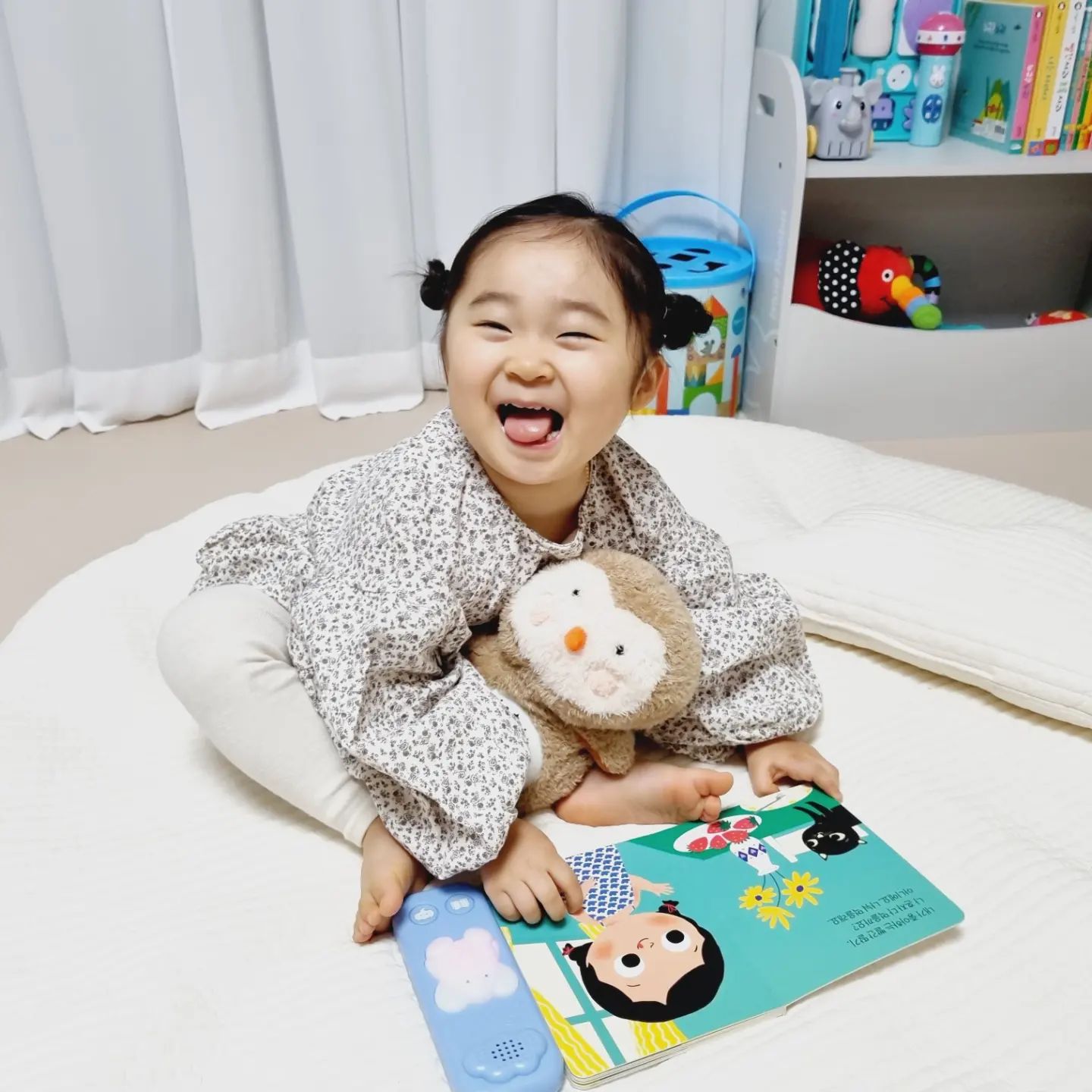 #제품협찬 이지만 찐리뷰
.
💛블루래빗 토이북 뉴 프리미엄 에디션💛
<수면 애착인형 러블리부>
.
라파의 꿀잠을 선물해주는 애착인형!
계속 안고있고 싶은 보들보들한 촉감에
버튼을 누르면 알록달록 LED 별들이 
온방 가득 쏟아지고
잔잔한 클래식과 자연의 소리들도 들을 수 있어
기분좋게 잠들 수 있답니다♡
.
아기 수면등 역할까지 톡톡히 해주는
만능 애착인형으로 
블루래빗 토이북 <러블리부> 추천해요!
.
#블루래빗 #토이북 #아기전집 #국민전집 #수면애착인형 #러블리부 #아기수면등