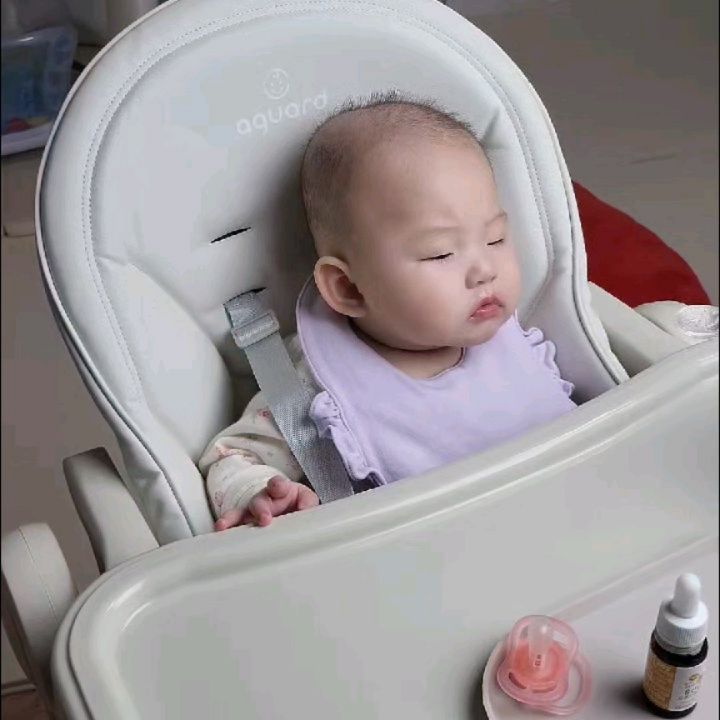 D+161
오늘도 스푼으로 비타민 먹기!
뇸뇸 먹다가 퉤 먹다가 퉤
하이체어에 잘 앉는 걸로 만족😆
⠀
받은 퍼코트 크지만 입기 가능
라율이 멋쟁이 ㅋㅋㅋㅋㅋ
⠀
⠀
⠀
⠀
#육아일상기록 #육아맘소통 #소띠맘 #소띠맘소통 #공주님딸래미 #5개월아기 #비타민d #비타민먹방 #아기하이체어 #아가드하이체어  #이유식준비 #초기이유식