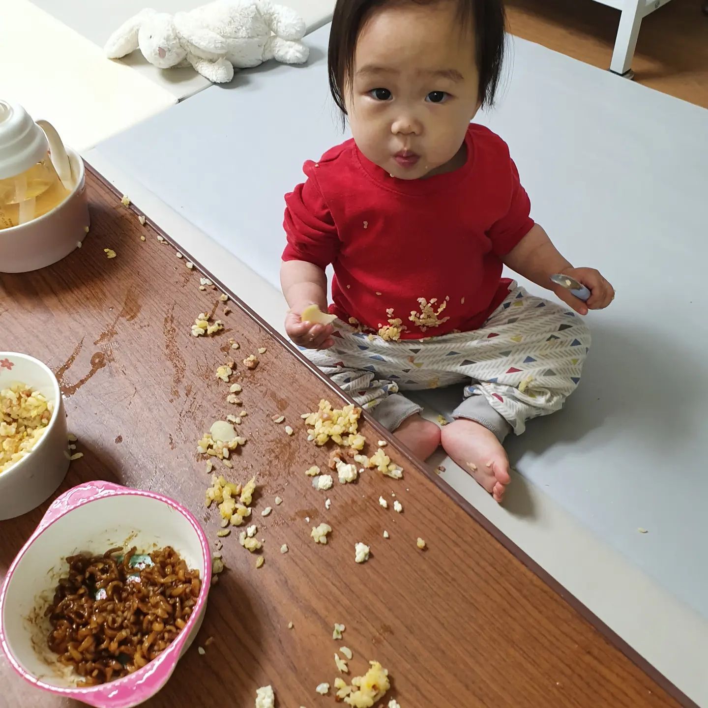 빈틈없이 옷에 밥풀을 묻혀주심...
두끼 먹임 체력 방전 
언젠간 안흘리고 먹는날이 오것지..

#자기주도 #밥상 #설날 #부산행 차안에서 심심해서 끄적