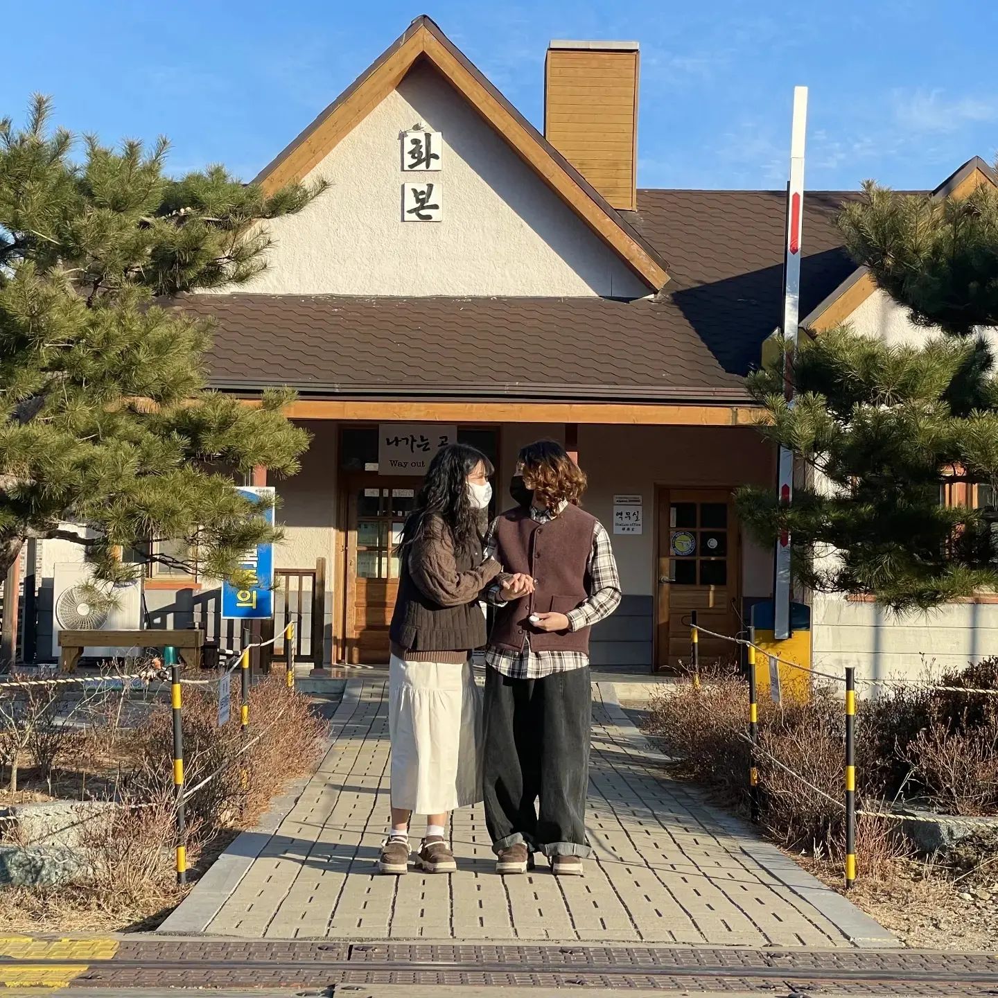 .
조용하고 너무 예쁜 동네 화본마을🌈🏠
짧지만 굵었던 여행이였다!
너무 행복했고 즐거웠다!
앞으로 나랑 이렇게 옷 맞춰입고
많이 여행 다니자!
내 평생 짝꿍🖤
그리고 다음에 갈 땐 네모스낵 12개 살거다!