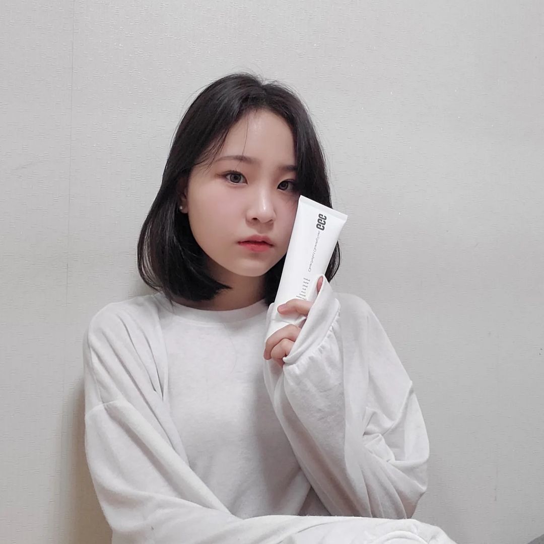 윤영채 on Instagram: “8가지 곡물 추출물로 촉촉한 수분감이 살아있는 클렌징을 할 수 있는 지지지 폼클렌저🤍 'Get it Grace,Geum co' 우아함을 얻다 라는 뜻을 가지고 있어요! 수분감