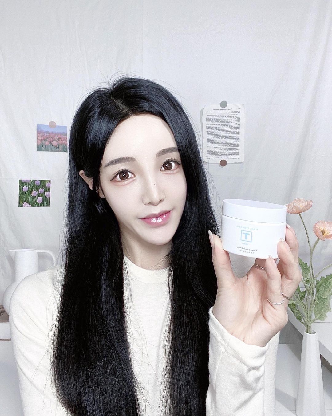 이지안_164cm / 43kg on Instagram: “#협찬 이지만, 예전부터 써온 수분진정템💧 에스엔-티크림 @sn.skin ‘주목나무’에서 추출한 줄기세포가 들어가 있어 피부 트러블을 진정시켜주며, 유수분 밸