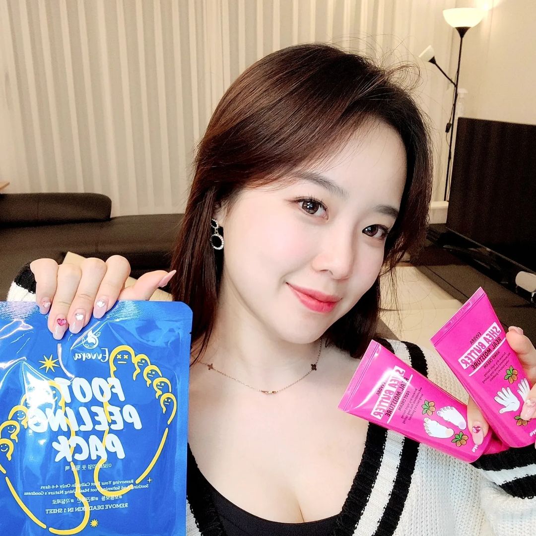 글쟁이 통역가 구찌맘 on Instagram: “#협찬 x @evvora_official 항상 얼굴, 바디관리를 위한 제품은 이것 저것 많이 소개해드렸는데💁🏻‍♀️ 손과 발만을 위한 케어 제품이 없다며 아쉬워하던